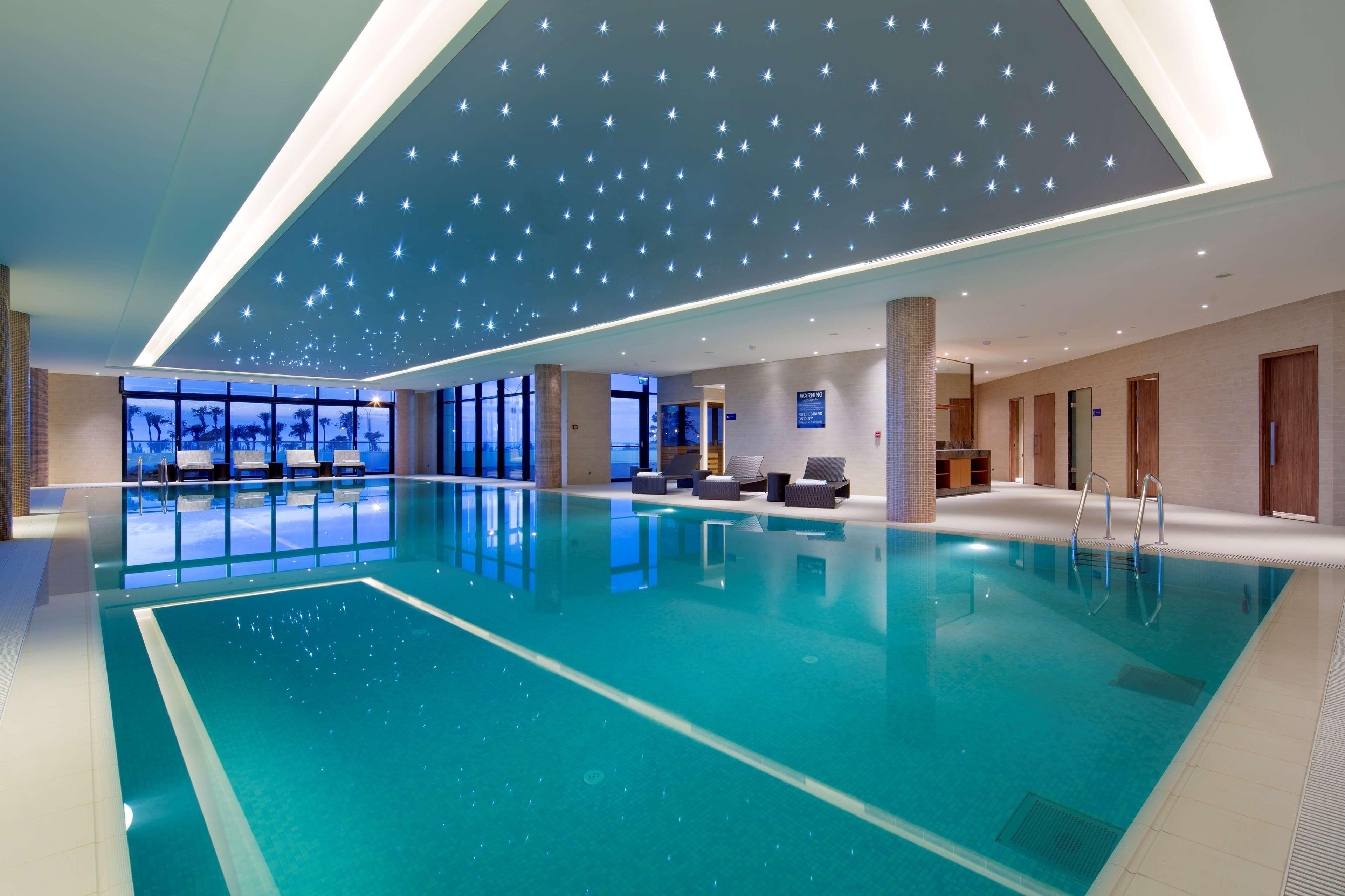 ฮิลตัน บาทูมี Hotel บาทูมิ ภายนอก รูปภาพ The pool at the InterContinental Budapest
