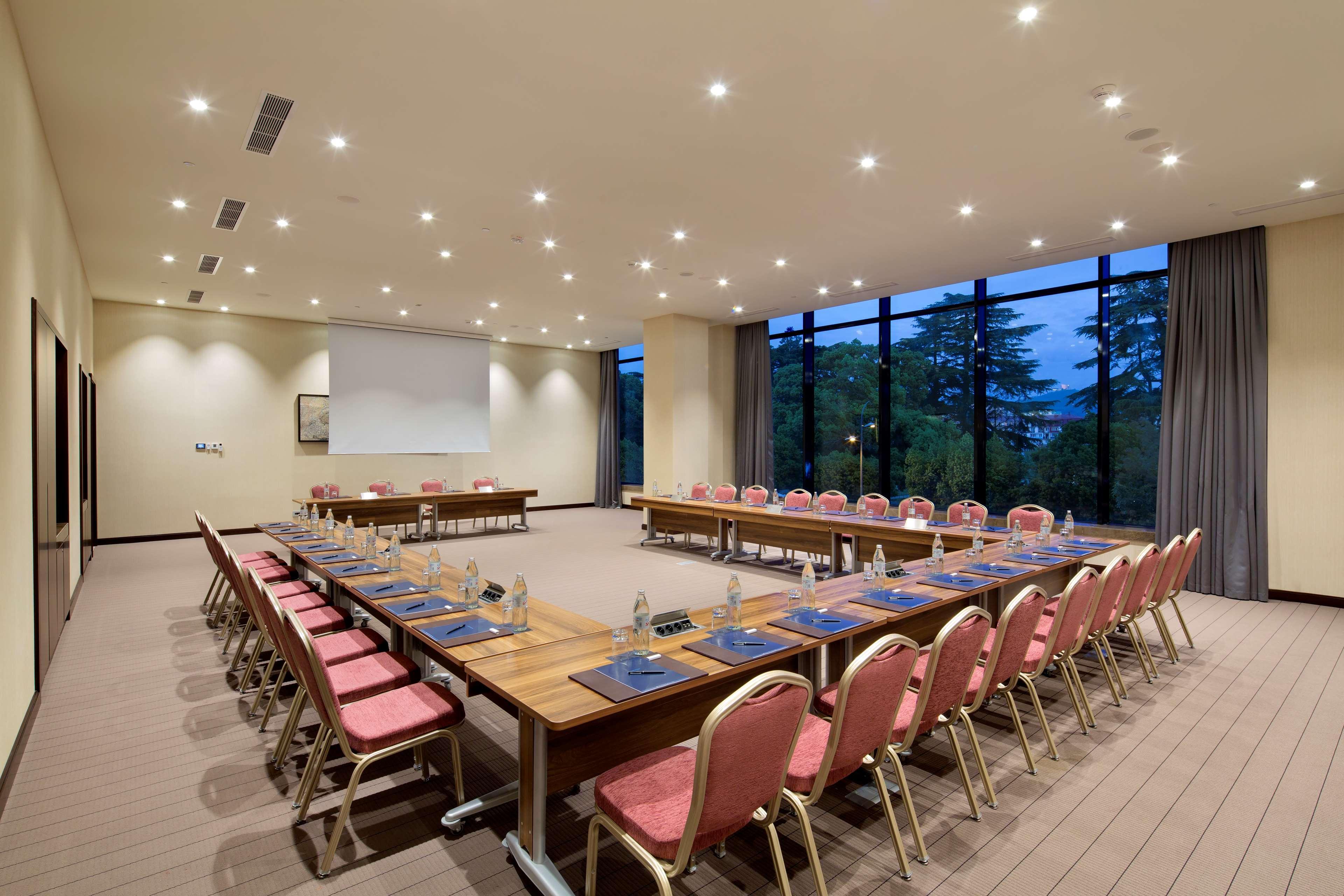 ฮิลตัน บาทูมี Hotel บาทูมิ ภายนอก รูปภาพ Meeting room