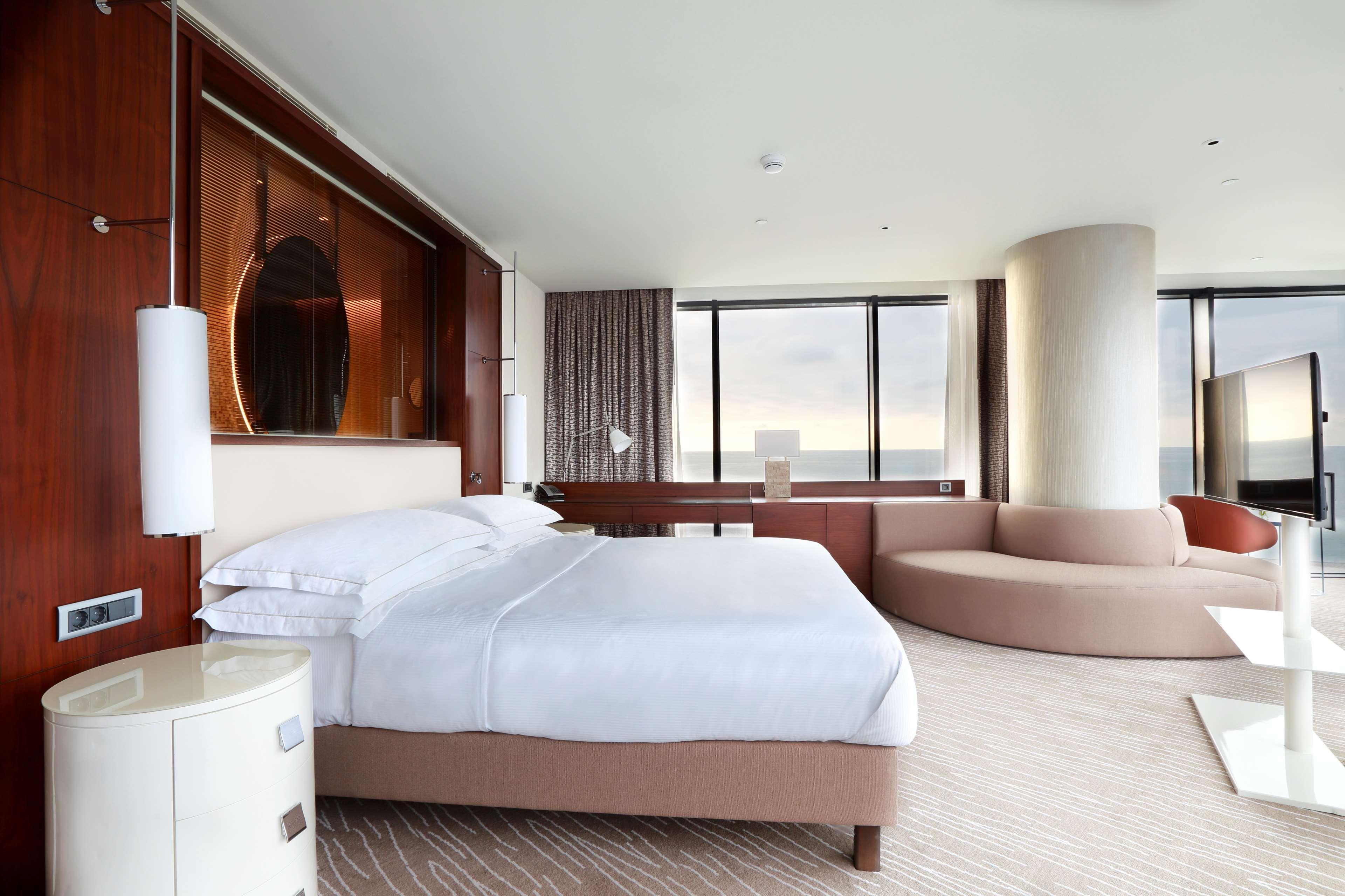 ฮิลตัน บาทูมี Hotel บาทูมิ ภายนอก รูปภาพ A suite at the hotel