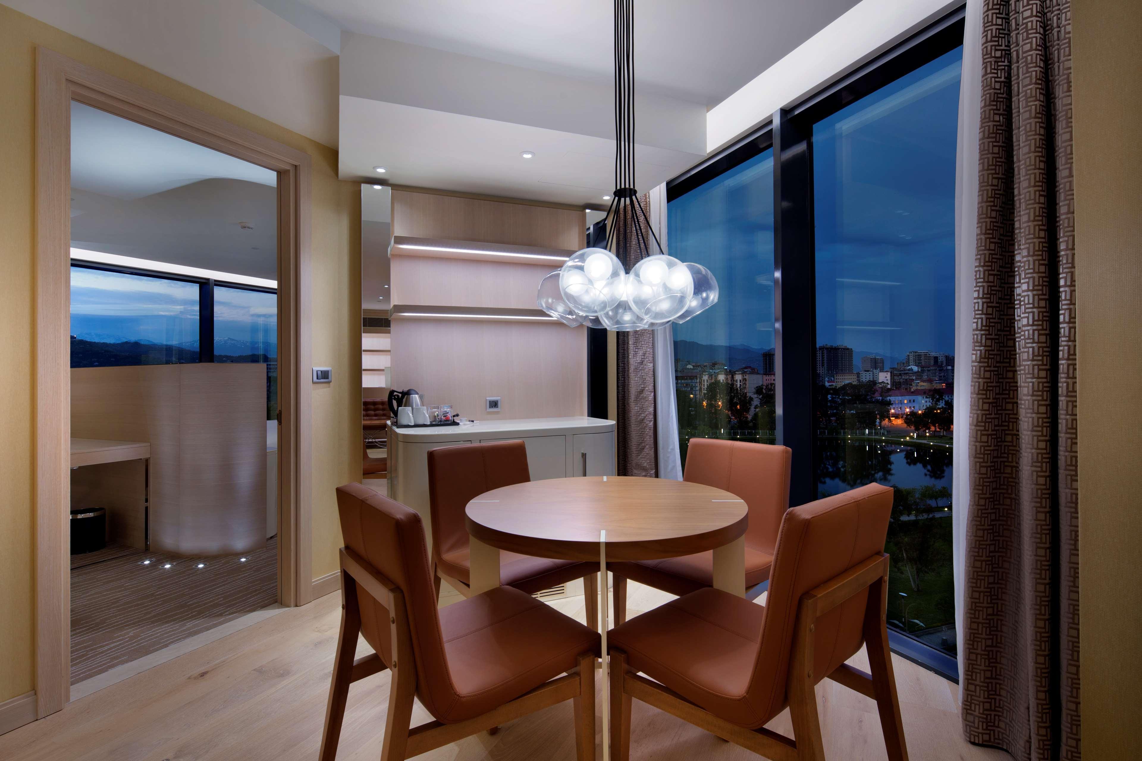 ฮิลตัน บาทูมี Hotel บาทูมิ ภายนอก รูปภาพ A dining room in a private apartment