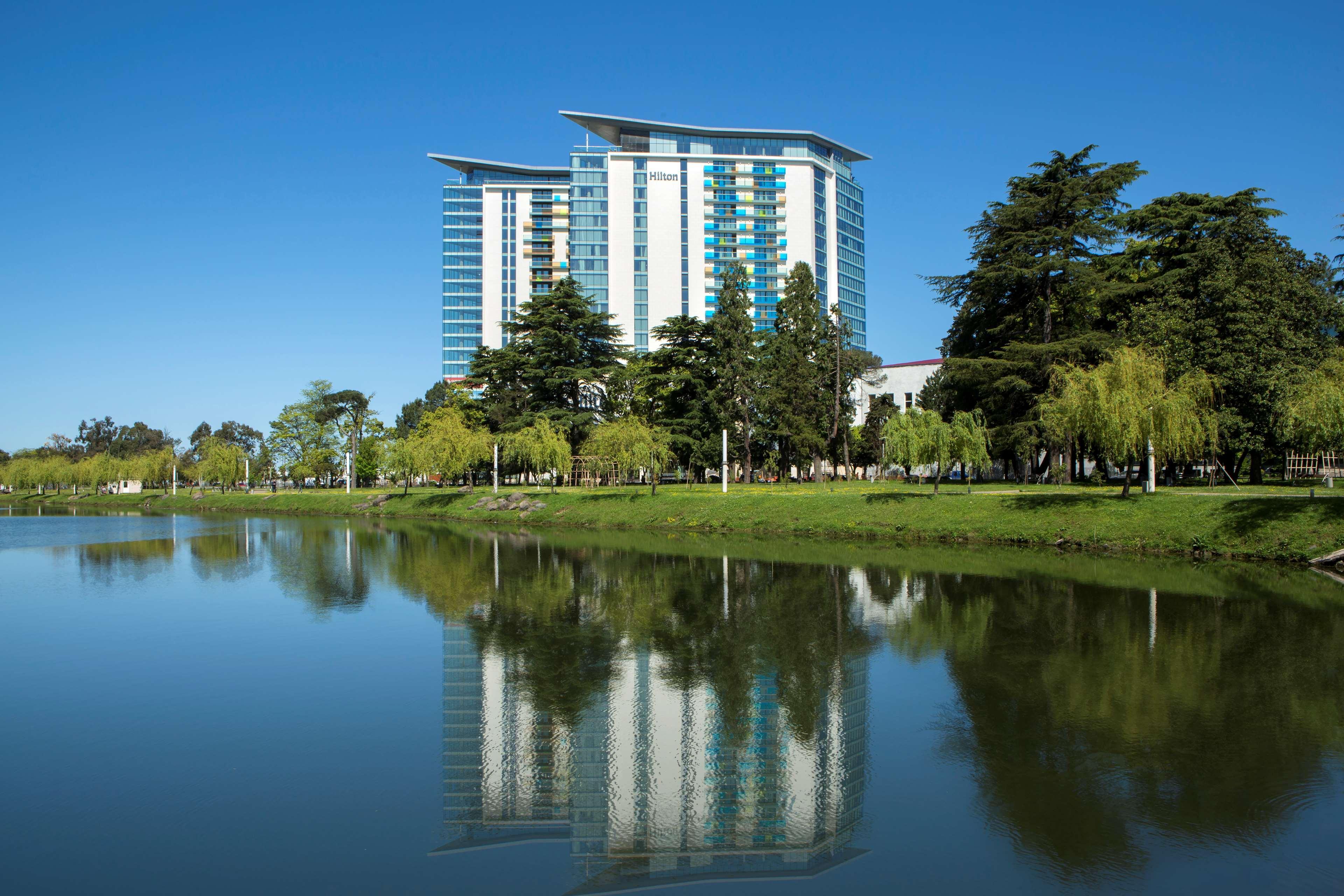 ฮิลตัน บาทูมี Hotel บาทูมิ ภายนอก รูปภาพ The Lakes College