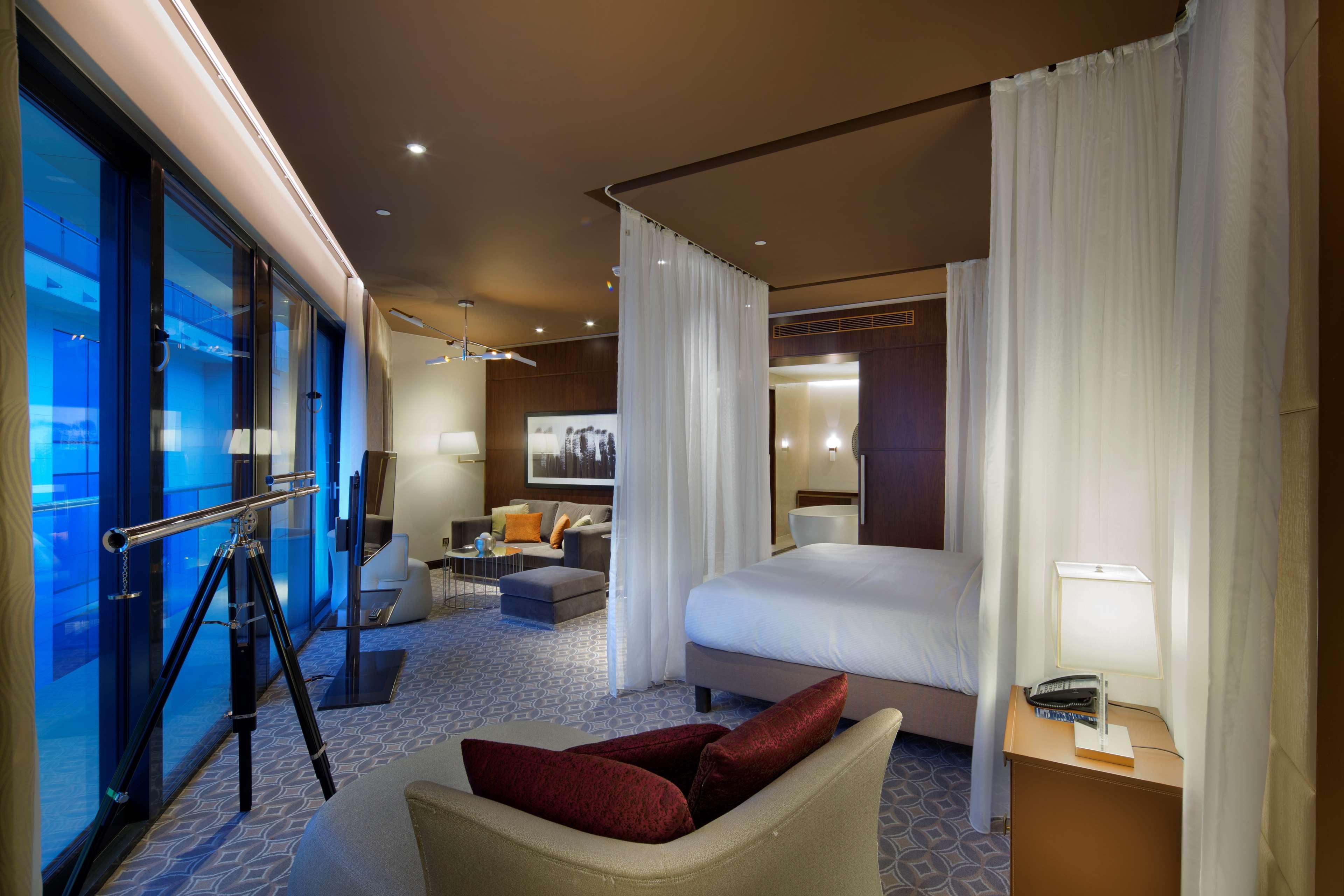 ฮิลตัน บาทูมี Hotel บาทูมิ ภายนอก รูปภาพ A suite at the hotel