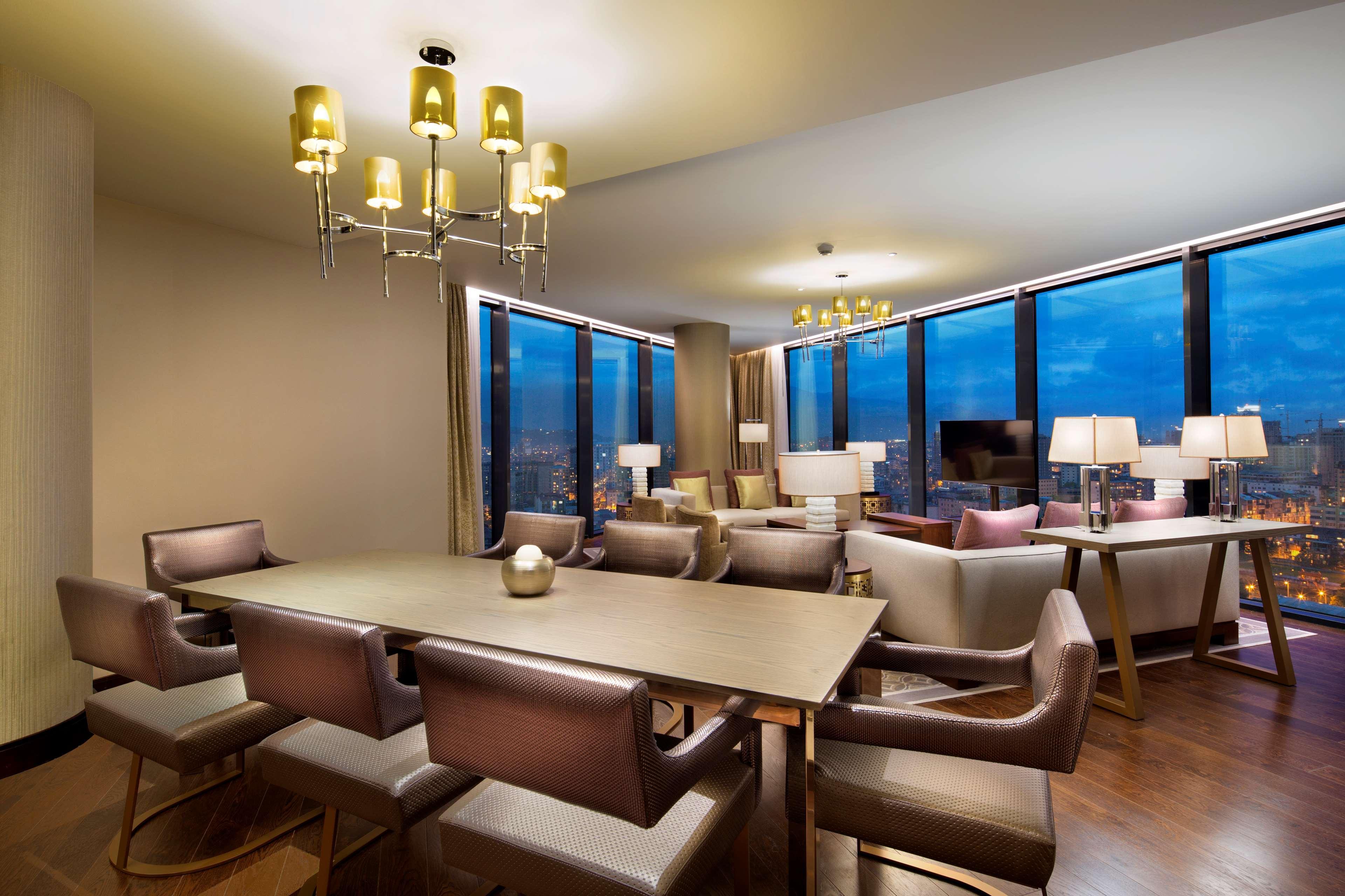 ฮิลตัน บาทูมี Hotel บาทูมิ ภายนอก รูปภาพ The Westin Club Lounge at the Westin Palace, Madrid