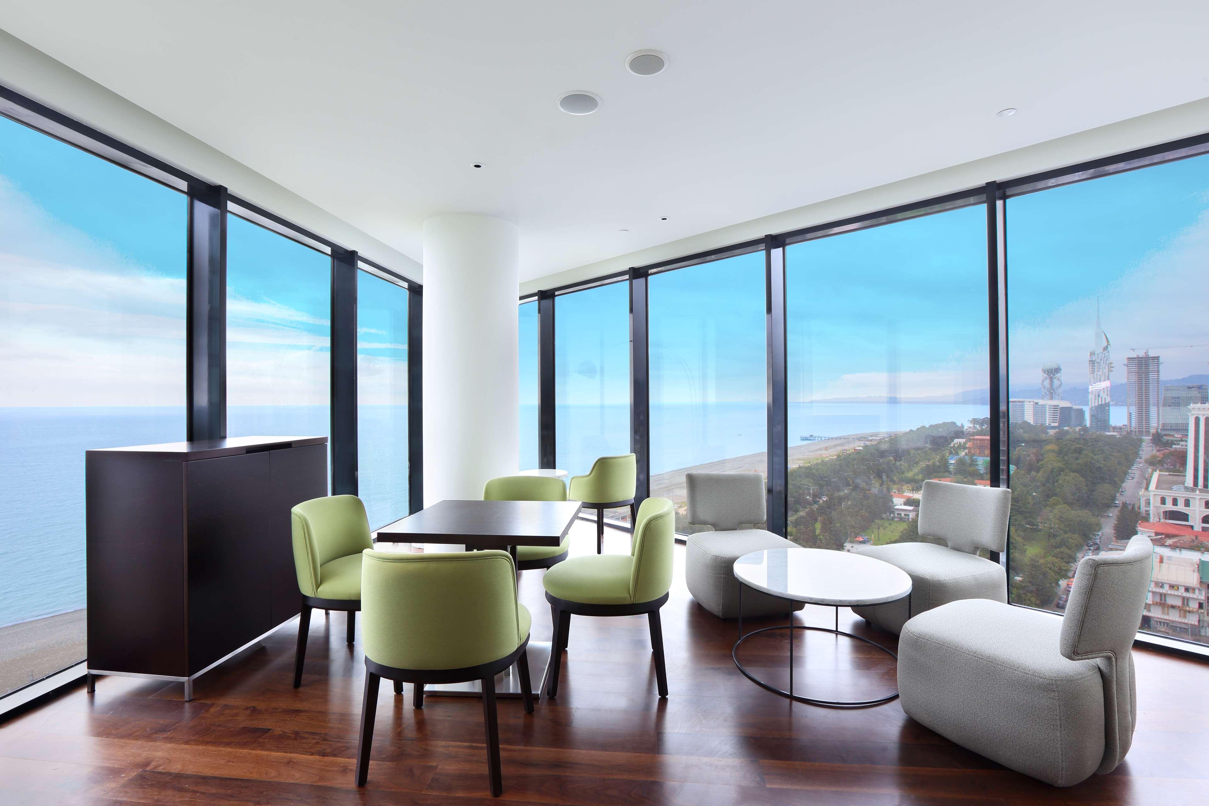 ฮิลตัน บาทูมี Hotel บาทูมิ ภายนอก รูปภาพ The interior of a suite at the Ritz-Carlton, San Francisco