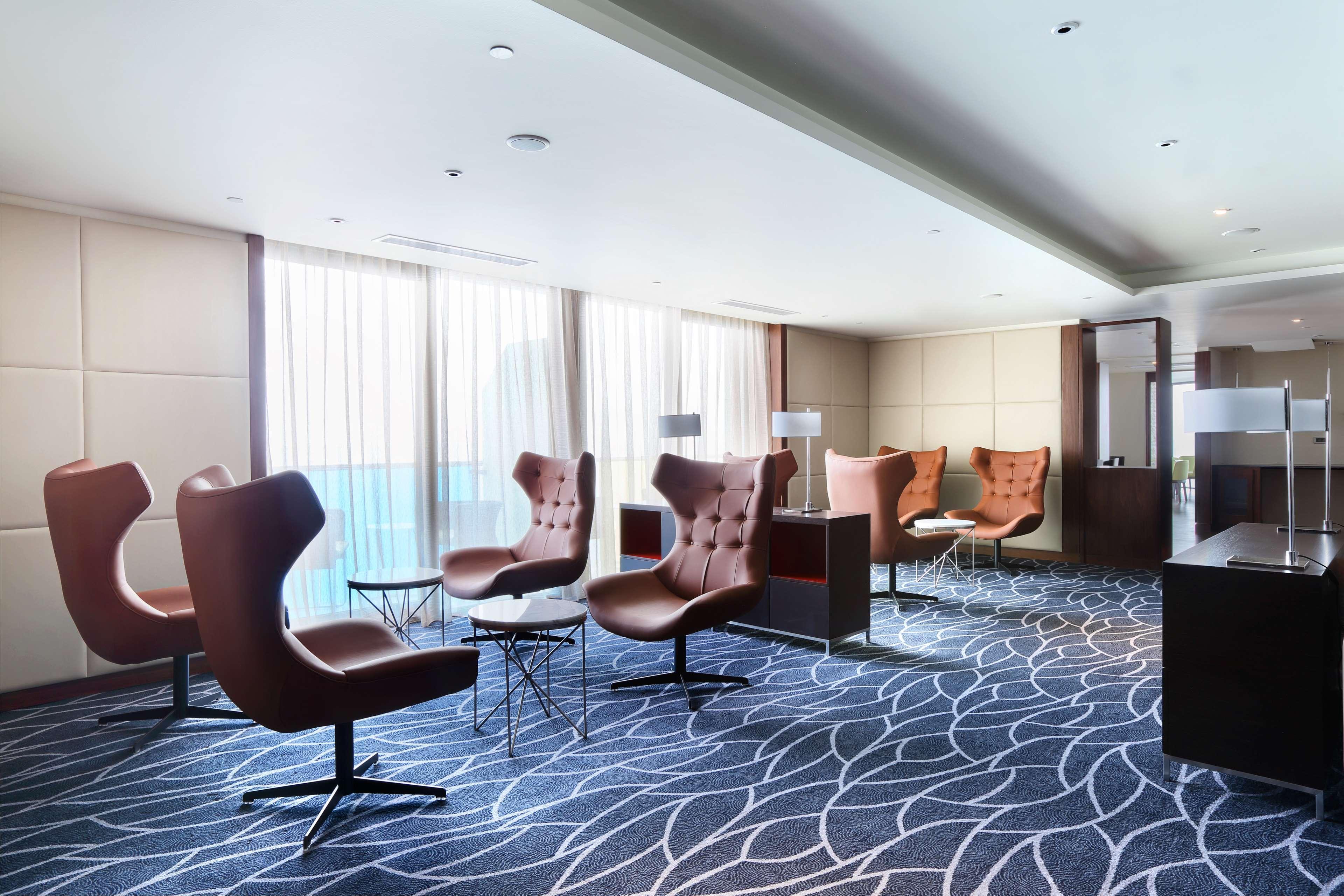 ฮิลตัน บาทูมี Hotel บาทูมิ ภายนอก รูปภาพ The lounge at the airport
