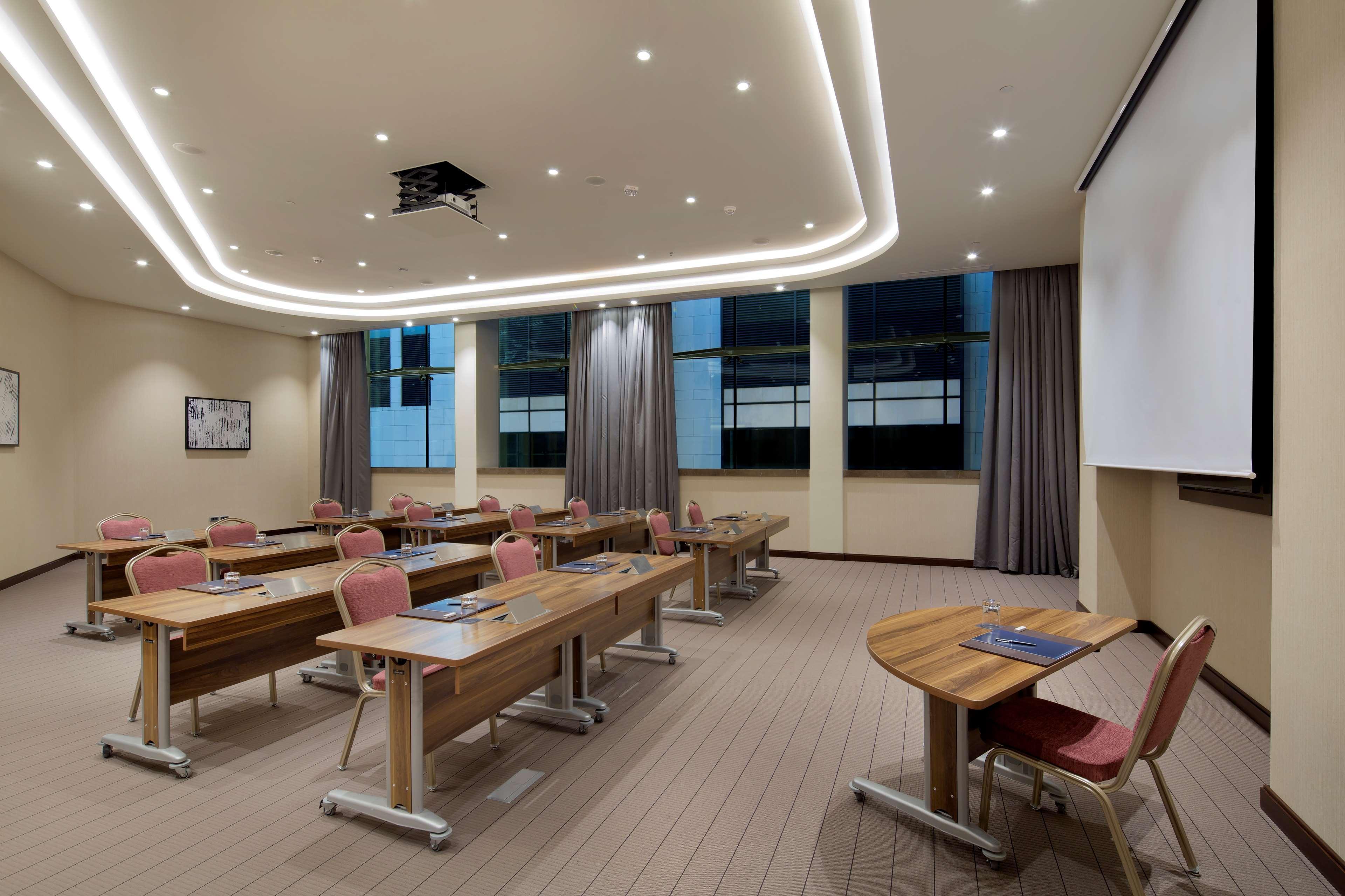 ฮิลตัน บาทูมี Hotel บาทูมิ ภายนอก รูปภาพ Meeting room