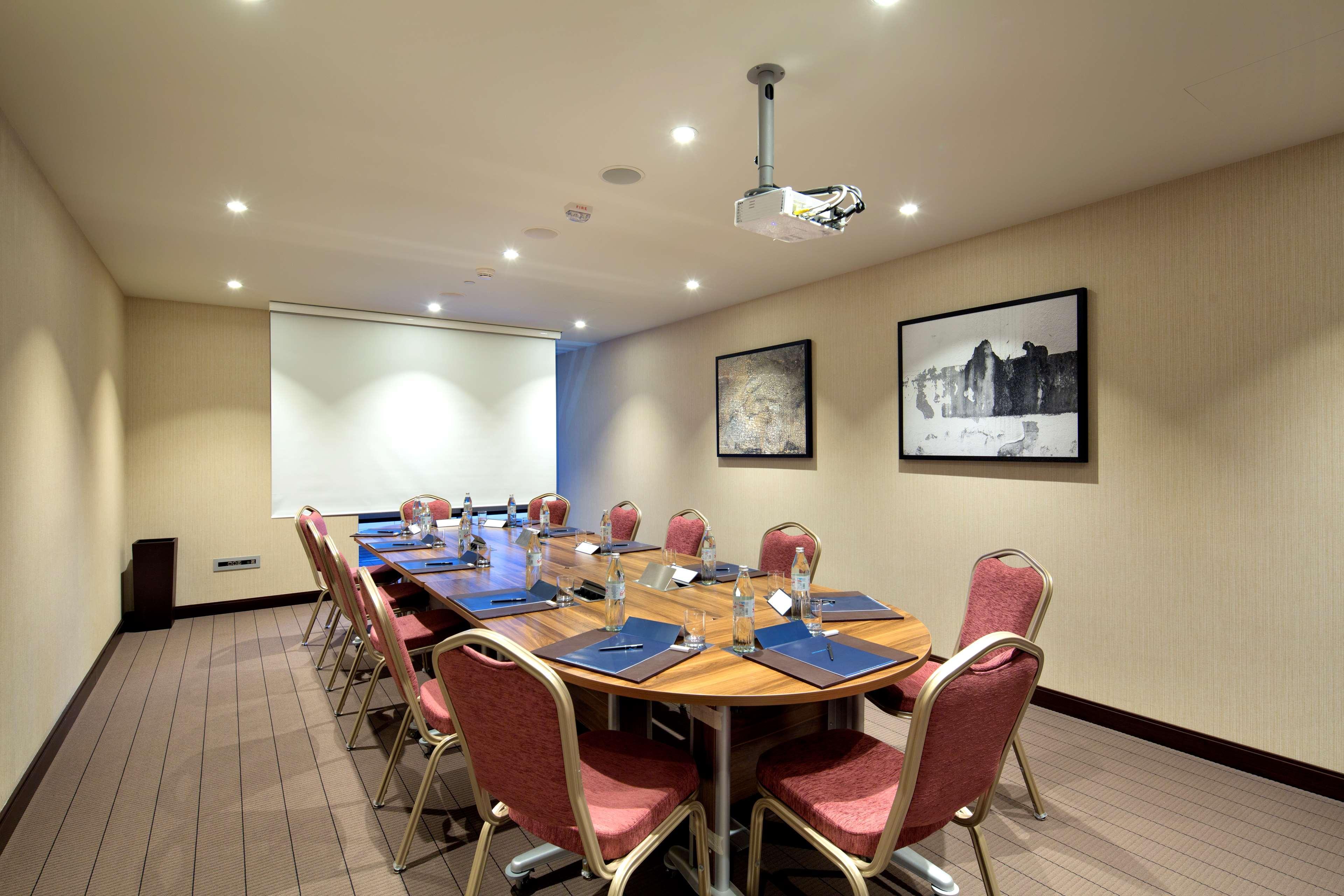 ฮิลตัน บาทูมี Hotel บาทูมิ ภายนอก รูปภาพ A meeting room at the hotel