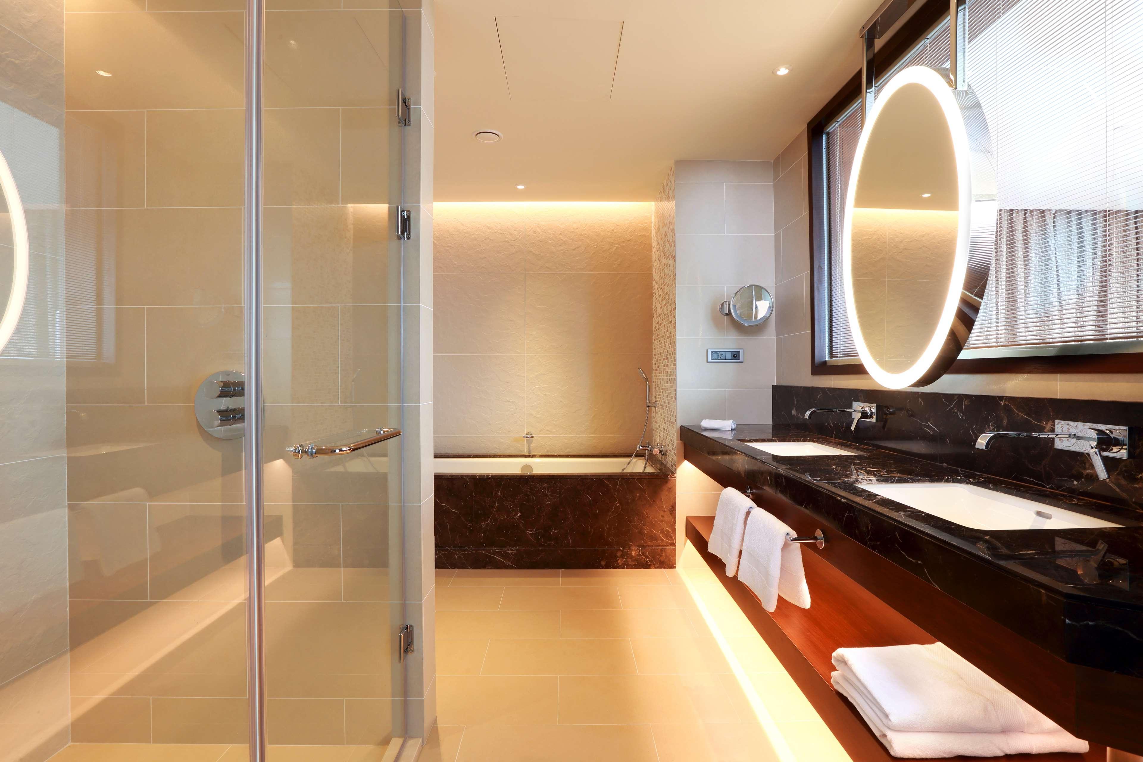ฮิลตัน บาทูมี Hotel บาทูมิ ภายนอก รูปภาพ Bathroom