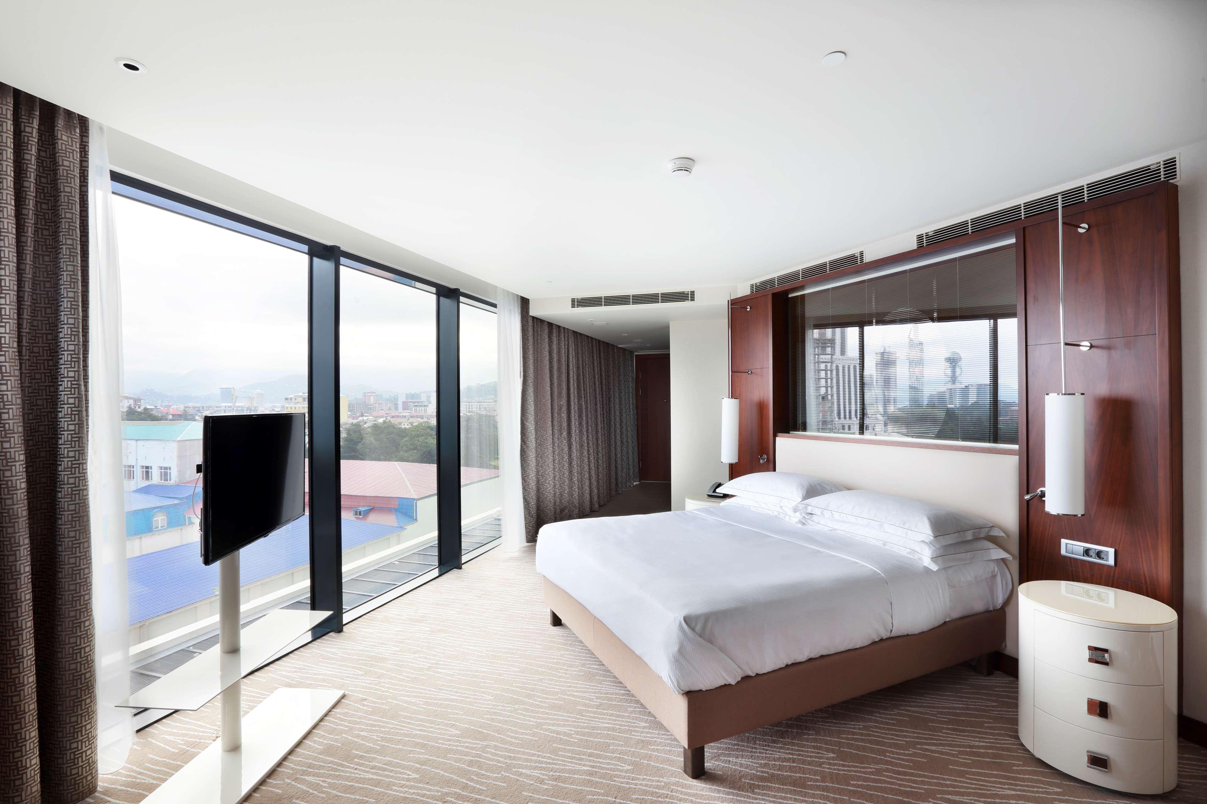 ฮิลตัน บาทูมี Hotel บาทูมิ ภายนอก รูปภาพ A bedroom at the hotel