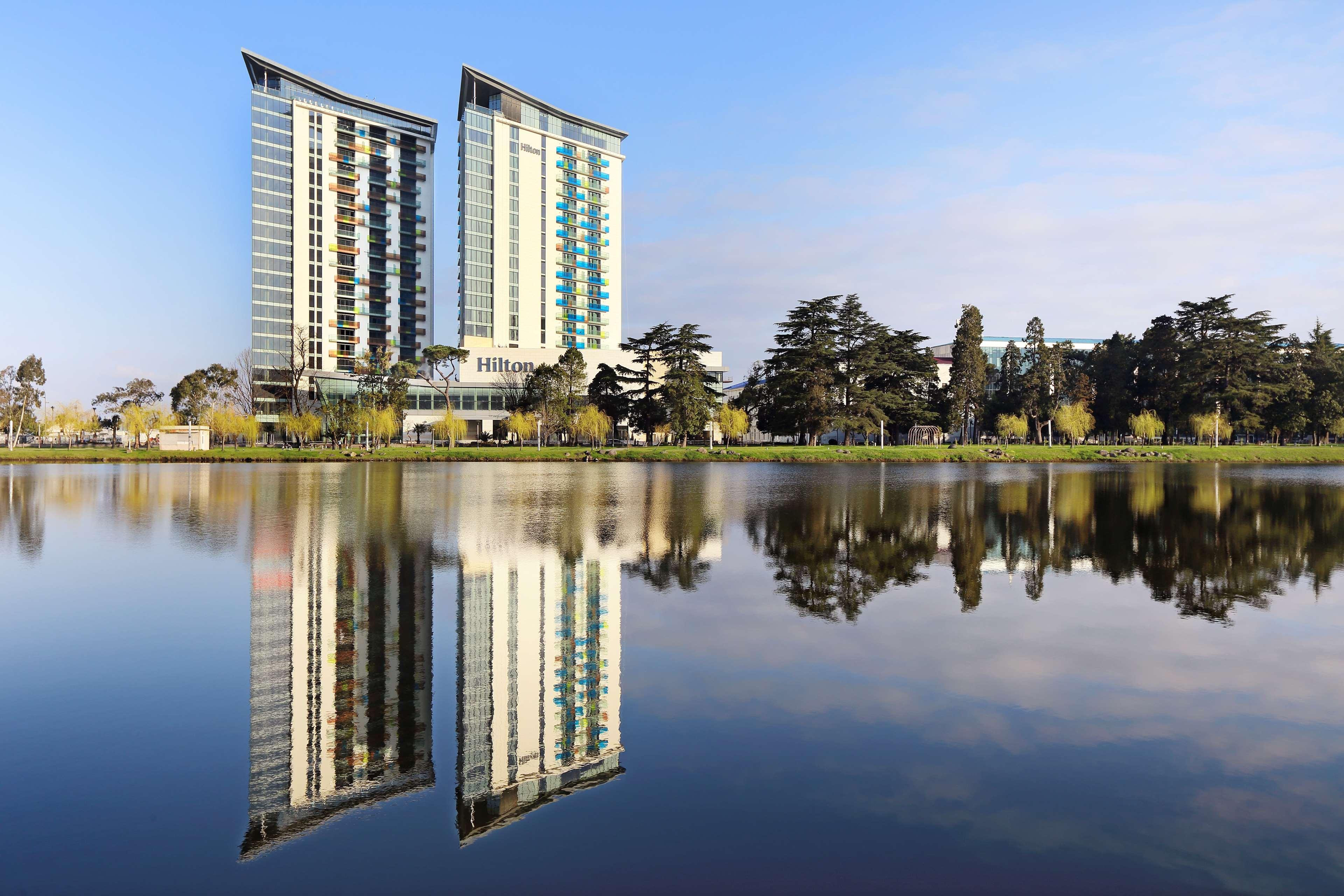 ฮิลตัน บาทูมี Hotel บาทูมิ ภายนอก รูปภาพ The Lakes College