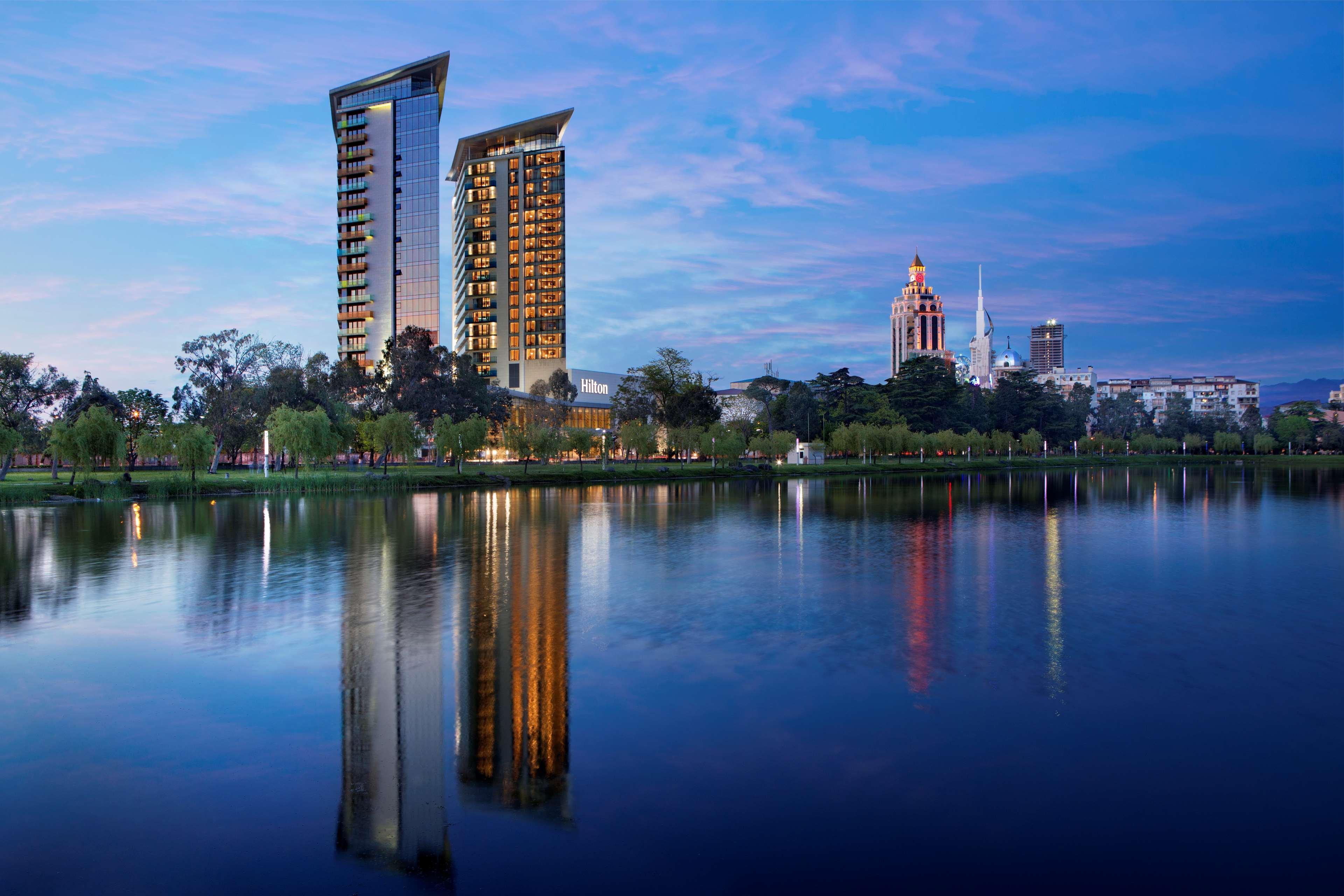 ฮิลตัน บาทูมี Hotel บาทูมิ ภายนอก รูปภาพ The Lakes residential complex