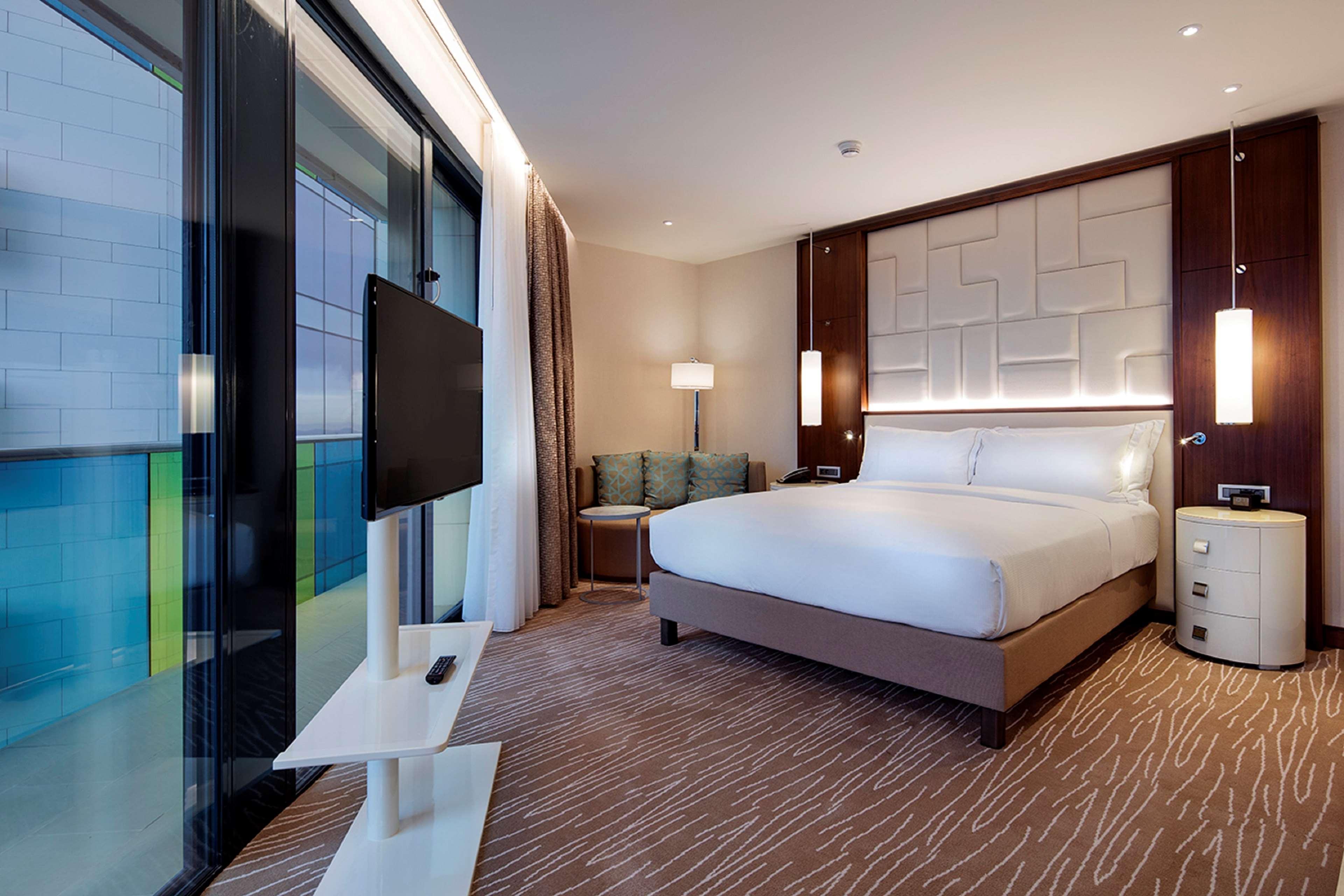 ฮิลตัน บาทูมี Hotel บาทูมิ ภายนอก รูปภาพ A bedroom at the hotel