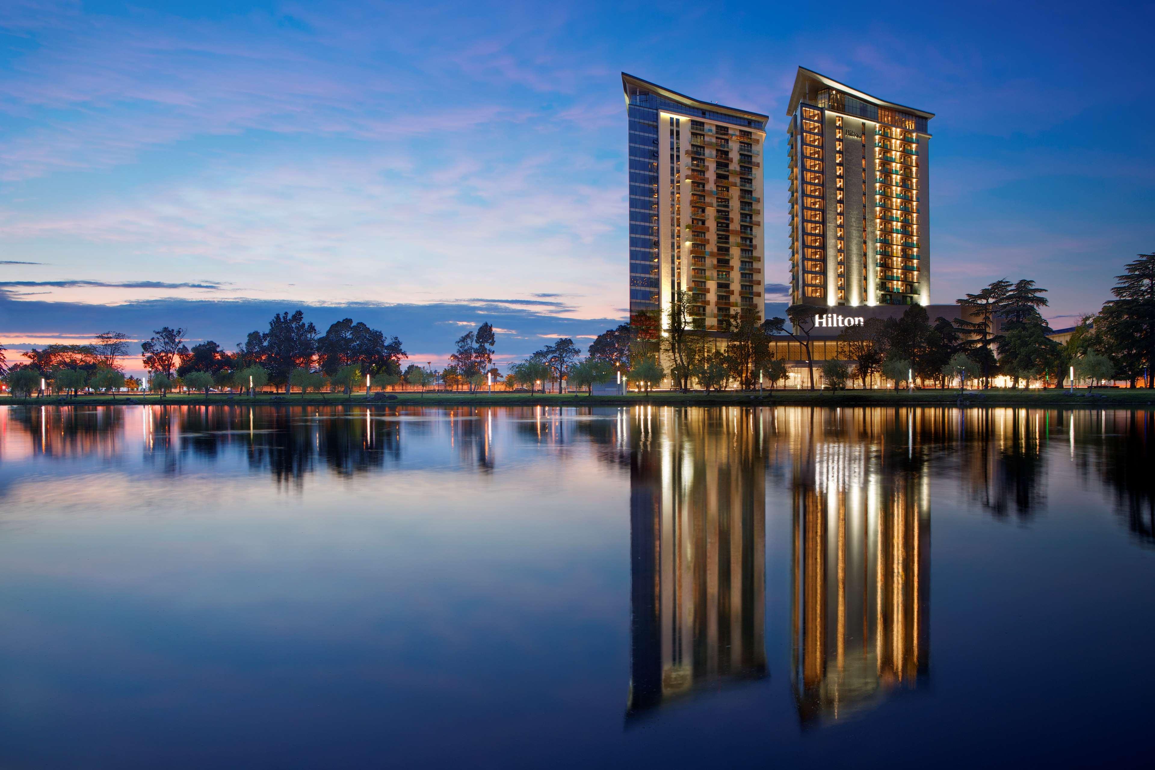 ฮิลตัน บาทูมี Hotel บาทูมิ ภายนอก รูปภาพ The Lakes College