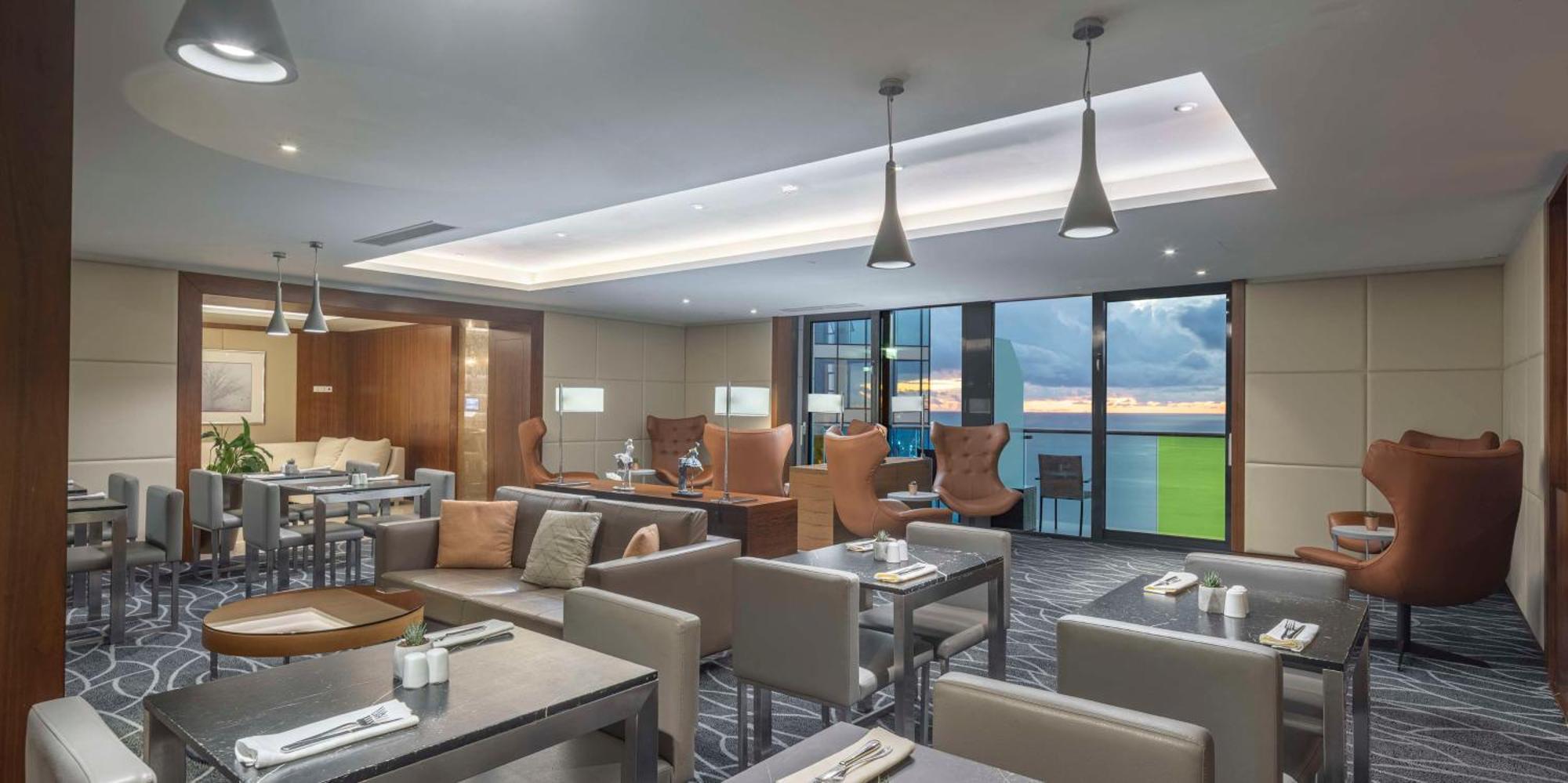 ฮิลตัน บาทูมี Hotel บาทูมิ ภายนอก รูปภาพ The Club Lounge at the airport