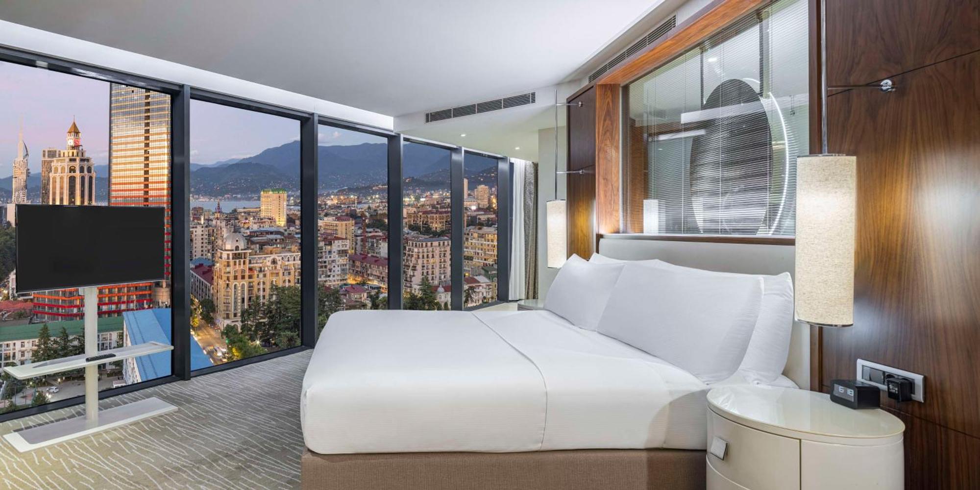 ฮิลตัน บาทูมี Hotel บาทูมิ ภายนอก รูปภาพ A bedroom at the hotel