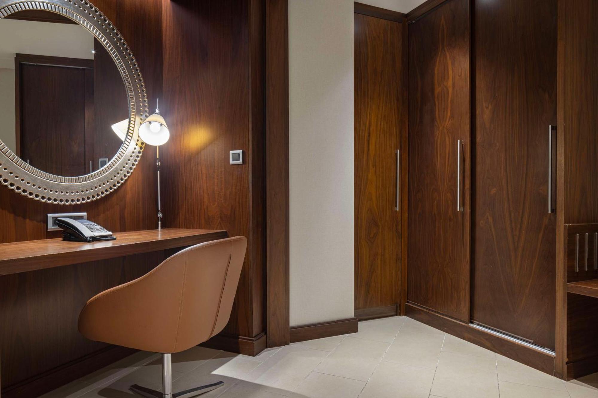ฮิลตัน บาทูมี Hotel บาทูมิ ภายนอก รูปภาพ A room at the hotel
