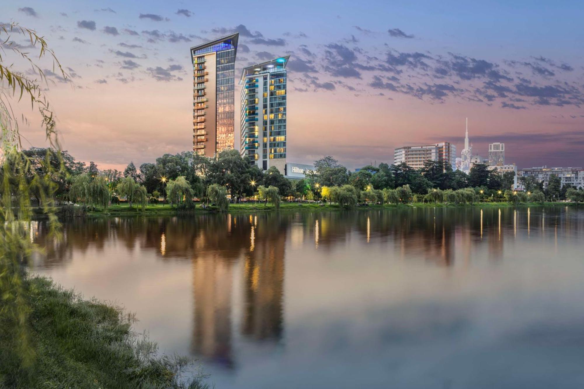 ฮิลตัน บาทูมี Hotel บาทูมิ ภายนอก รูปภาพ The Riverbank Centre