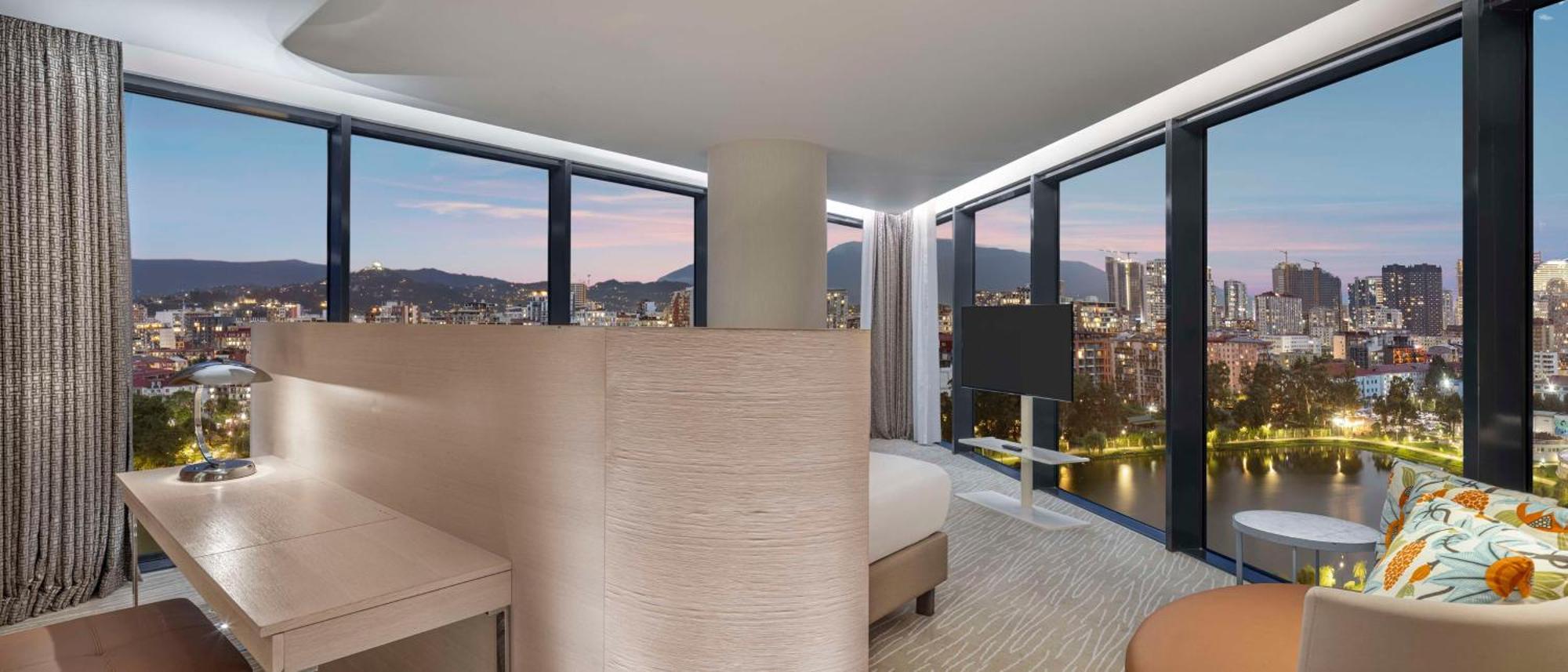 ฮิลตัน บาทูมี Hotel บาทูมิ ภายนอก รูปภาพ Interior of a guest room