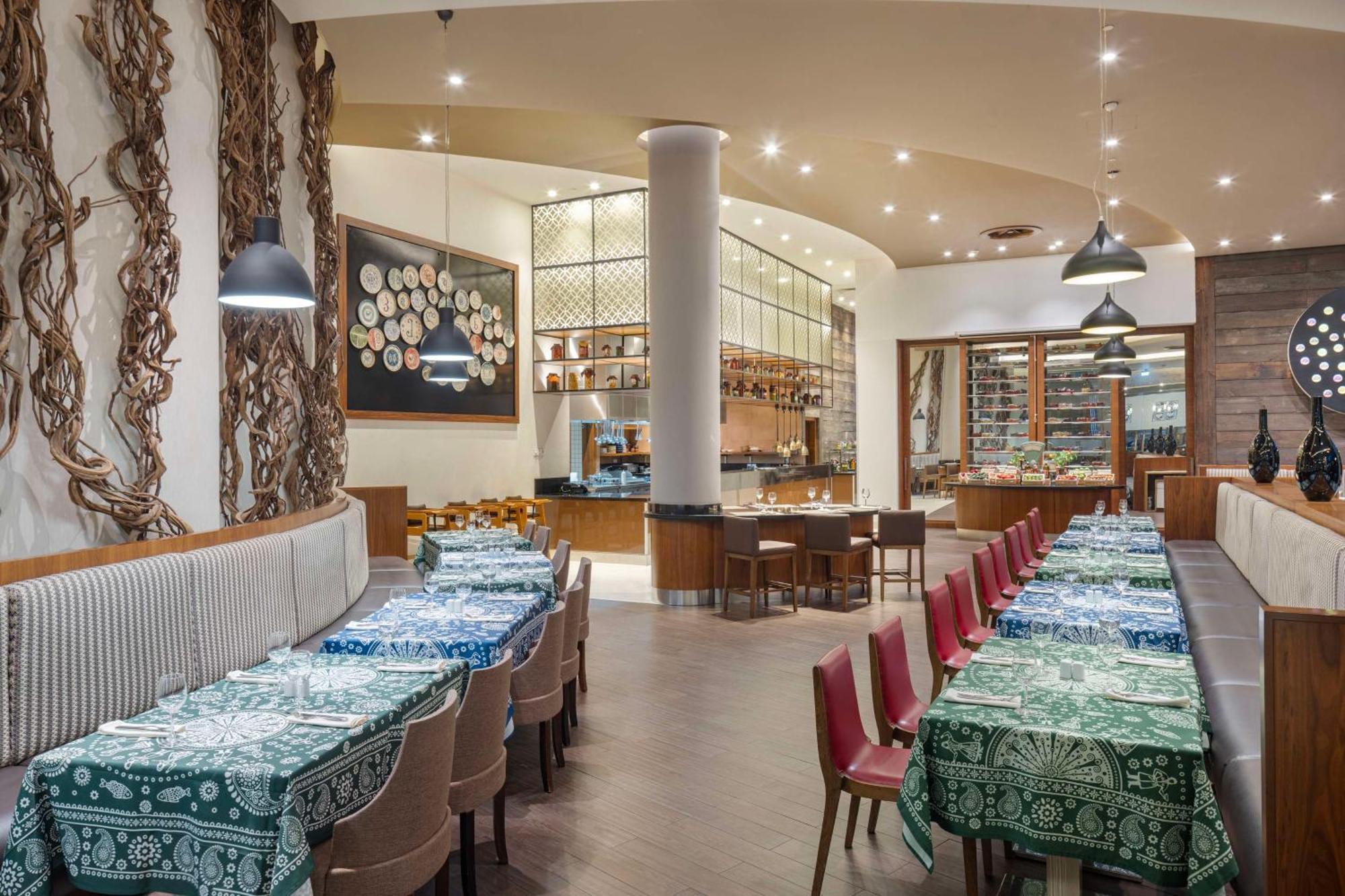 ฮิลตัน บาทูมี Hotel บาทูมิ ภายนอก รูปภาพ The interior of the restaurant