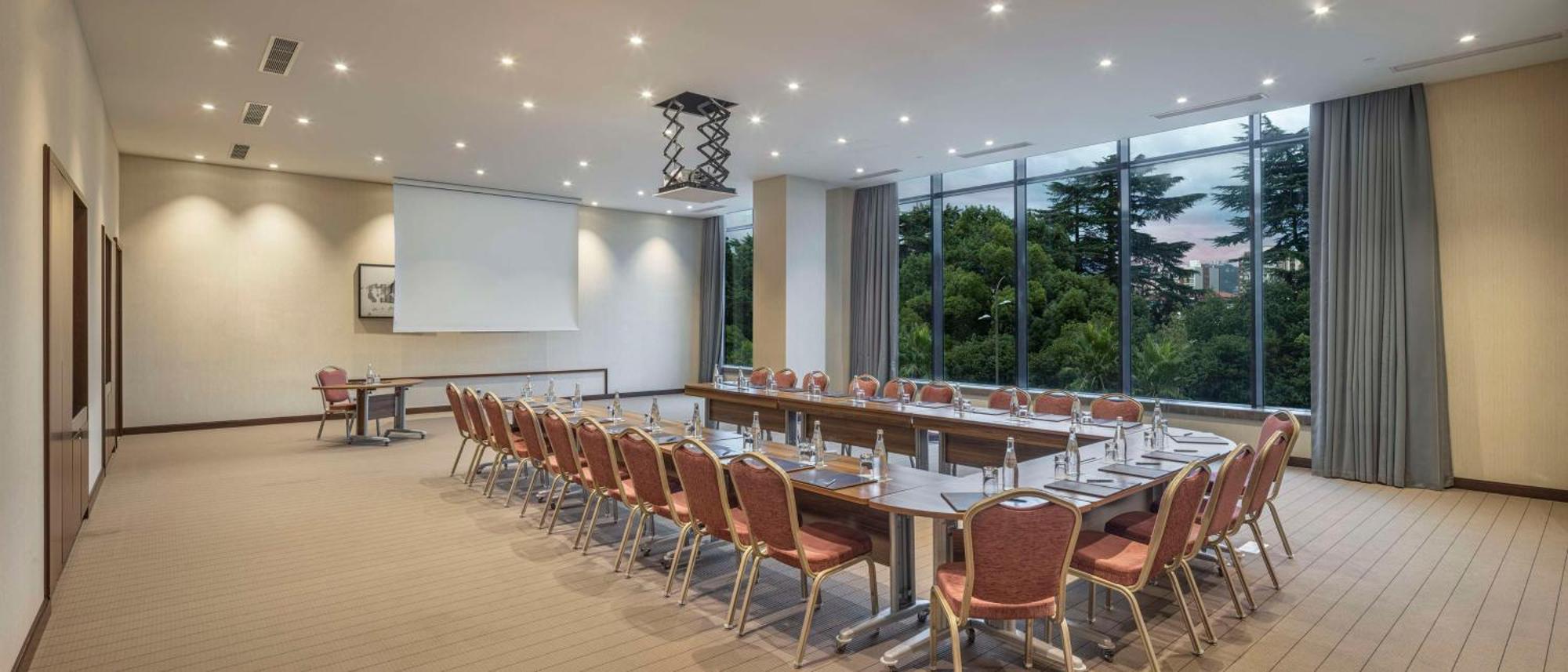 ฮิลตัน บาทูมี Hotel บาทูมิ ภายนอก รูปภาพ Meeting room