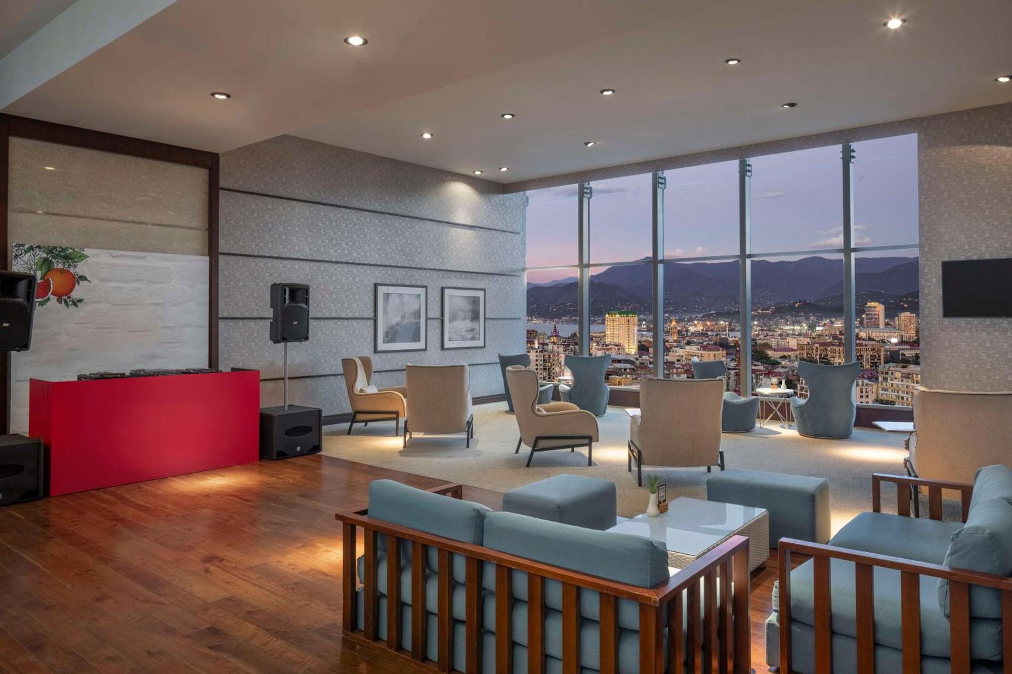 ฮิลตัน บาทูมี Hotel บาทูมิ ภายนอก รูปภาพ The lounge at the airport