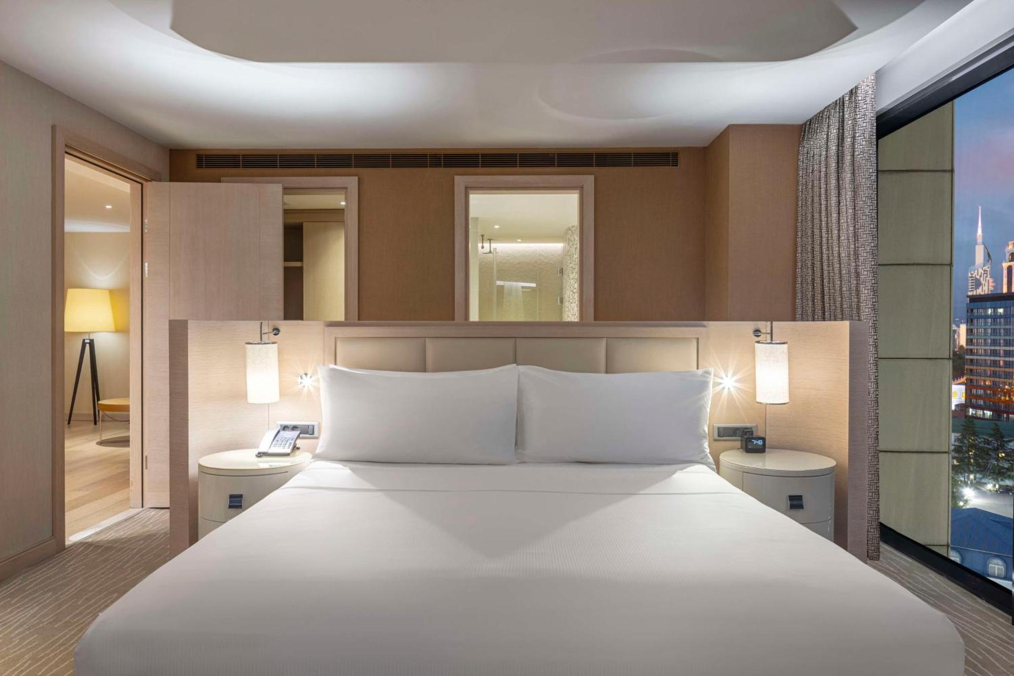 ฮิลตัน บาทูมี Hotel บาทูมิ ภายนอก รูปภาพ A bedroom at the hotel