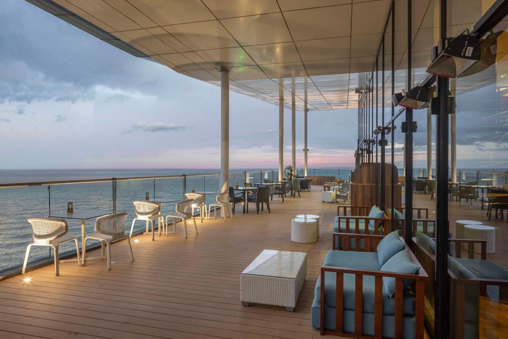 ฮิลตัน บาทูมี Hotel บาทูมิ ภายนอก รูปภาพ The observation deck of the hotel