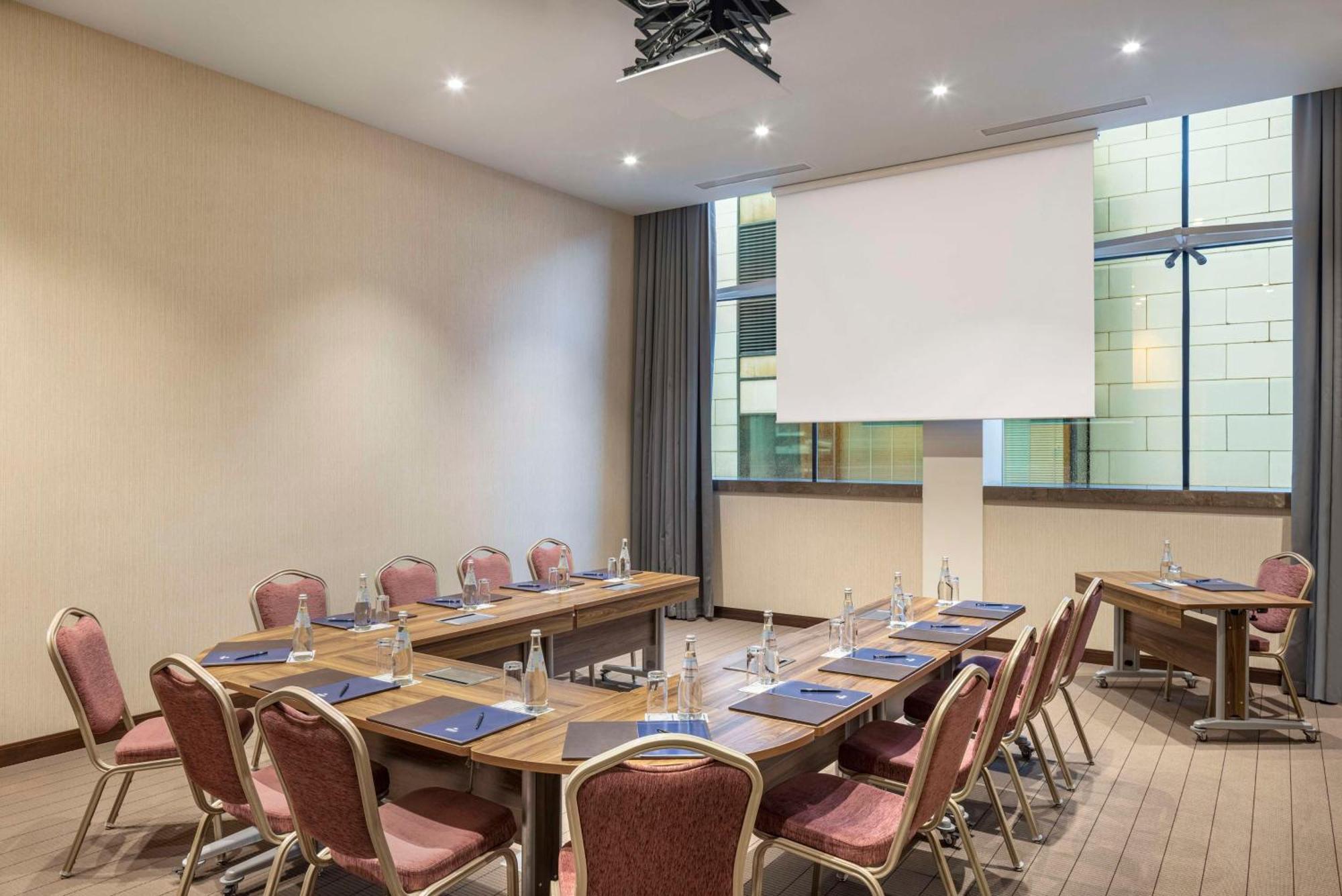 ฮิลตัน บาทูมี Hotel บาทูมิ ภายนอก รูปภาพ Meeting room