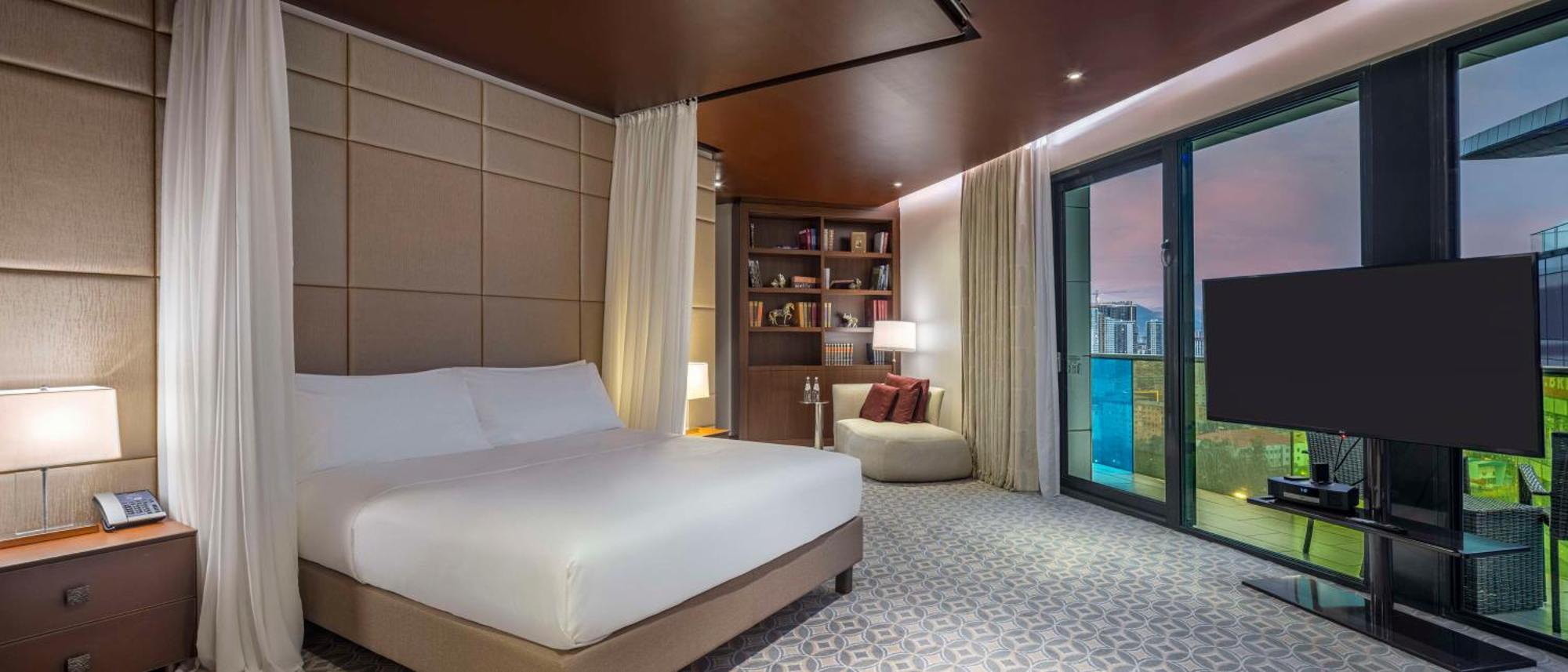 ฮิลตัน บาทูมี Hotel บาทูมิ ภายนอก รูปภาพ A bedroom at the hotel