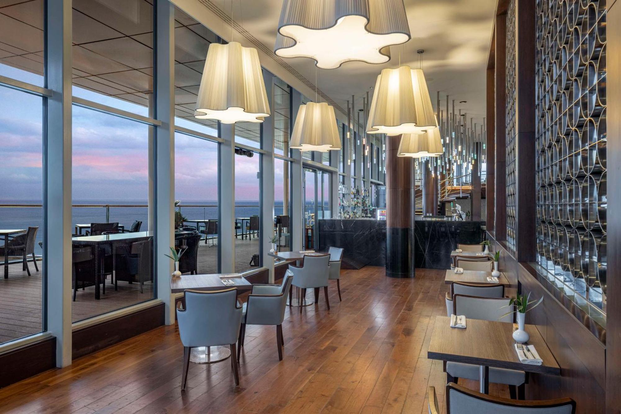 ฮิลตัน บาทูมี Hotel บาทูมิ ภายนอก รูปภาพ The Lounge at the 360° Restaurant