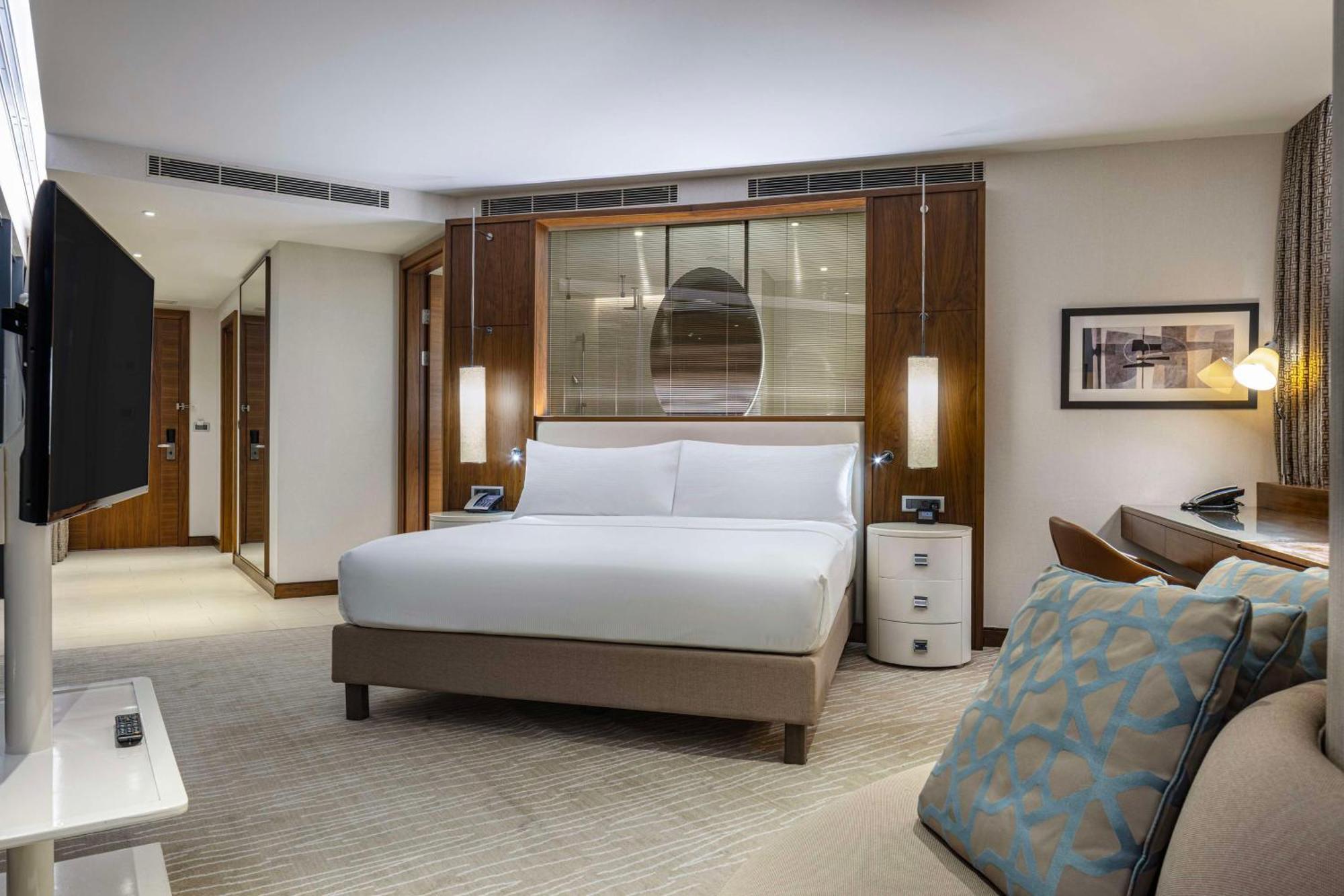 ฮิลตัน บาทูมี Hotel บาทูมิ ภายนอก รูปภาพ A bedroom at the hotel