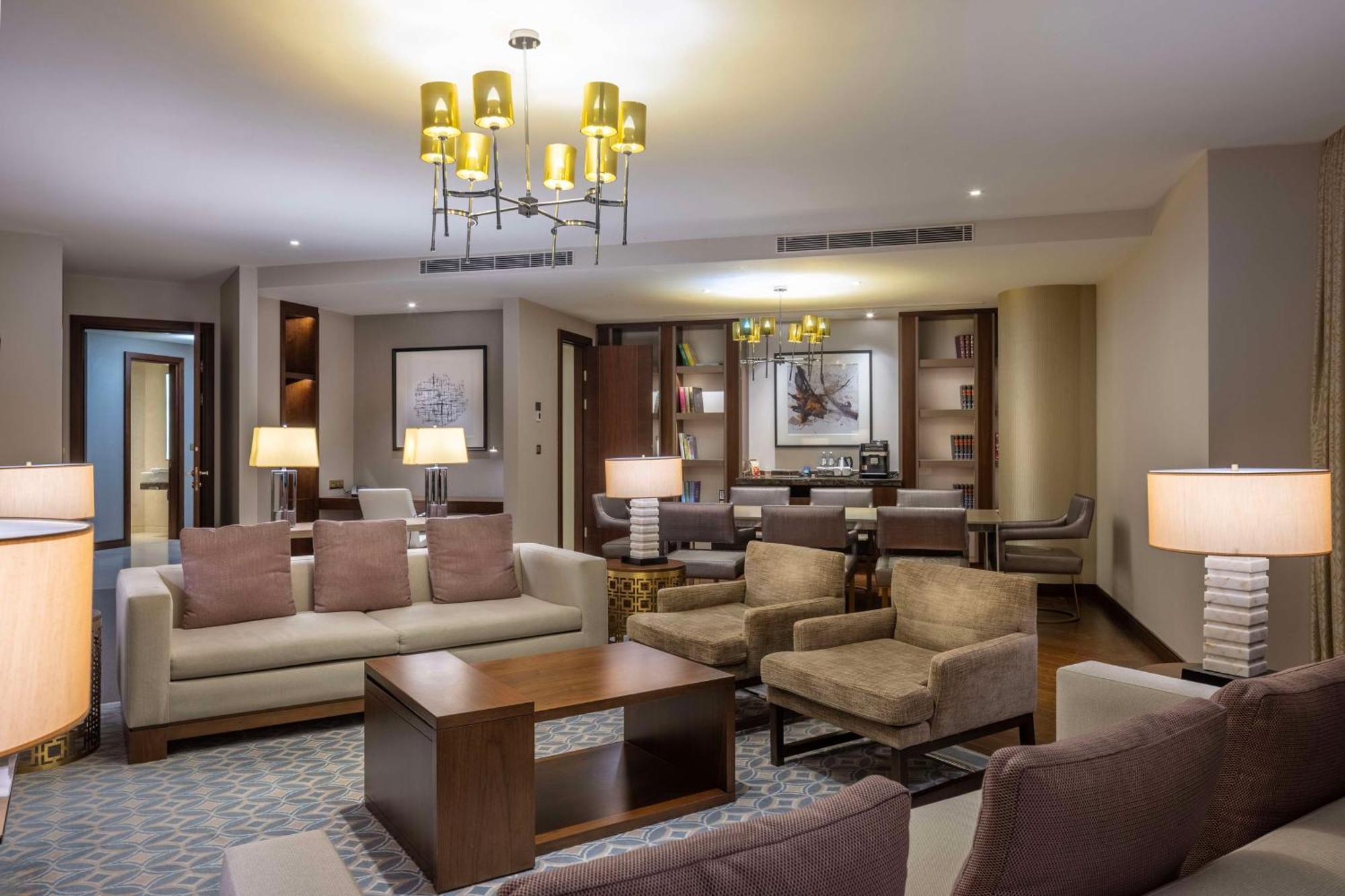 ฮิลตัน บาทูมี Hotel บาทูมิ ภายนอก รูปภาพ A suite at the hotel