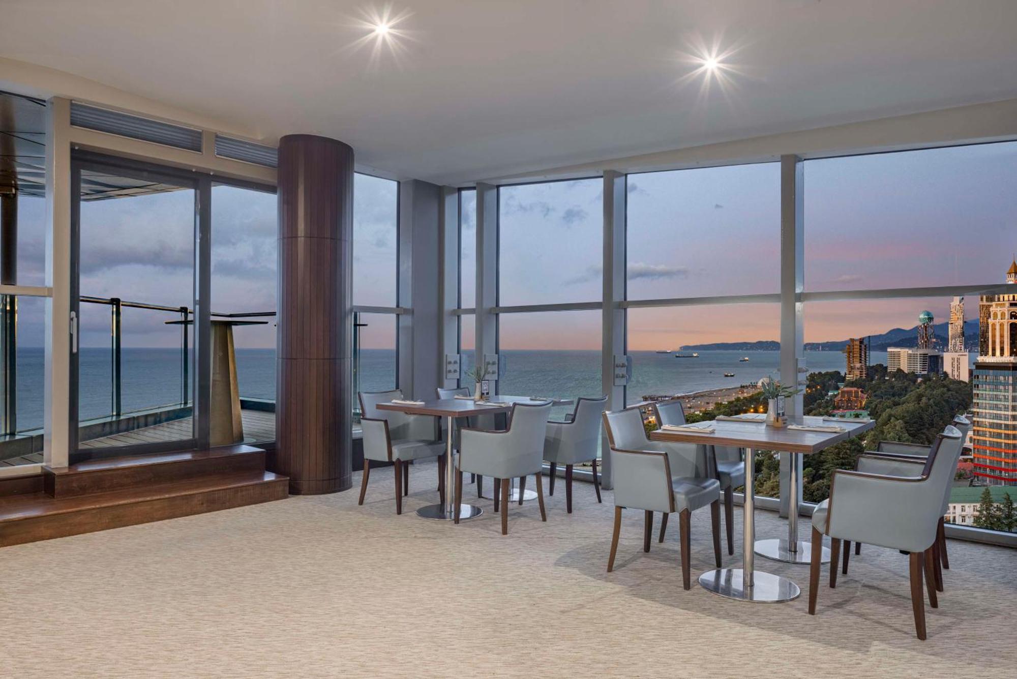 ฮิลตัน บาทูมี Hotel บาทูมิ ภายนอก รูปภาพ The Club Lounge at the 36th floor of the Westin