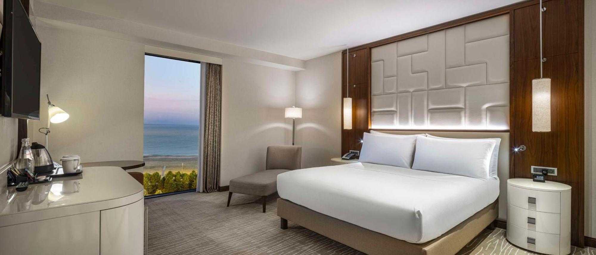 ฮิลตัน บาทูมี Hotel บาทูมิ ภายนอก รูปภาพ A guest room at Hilton Garden Inn