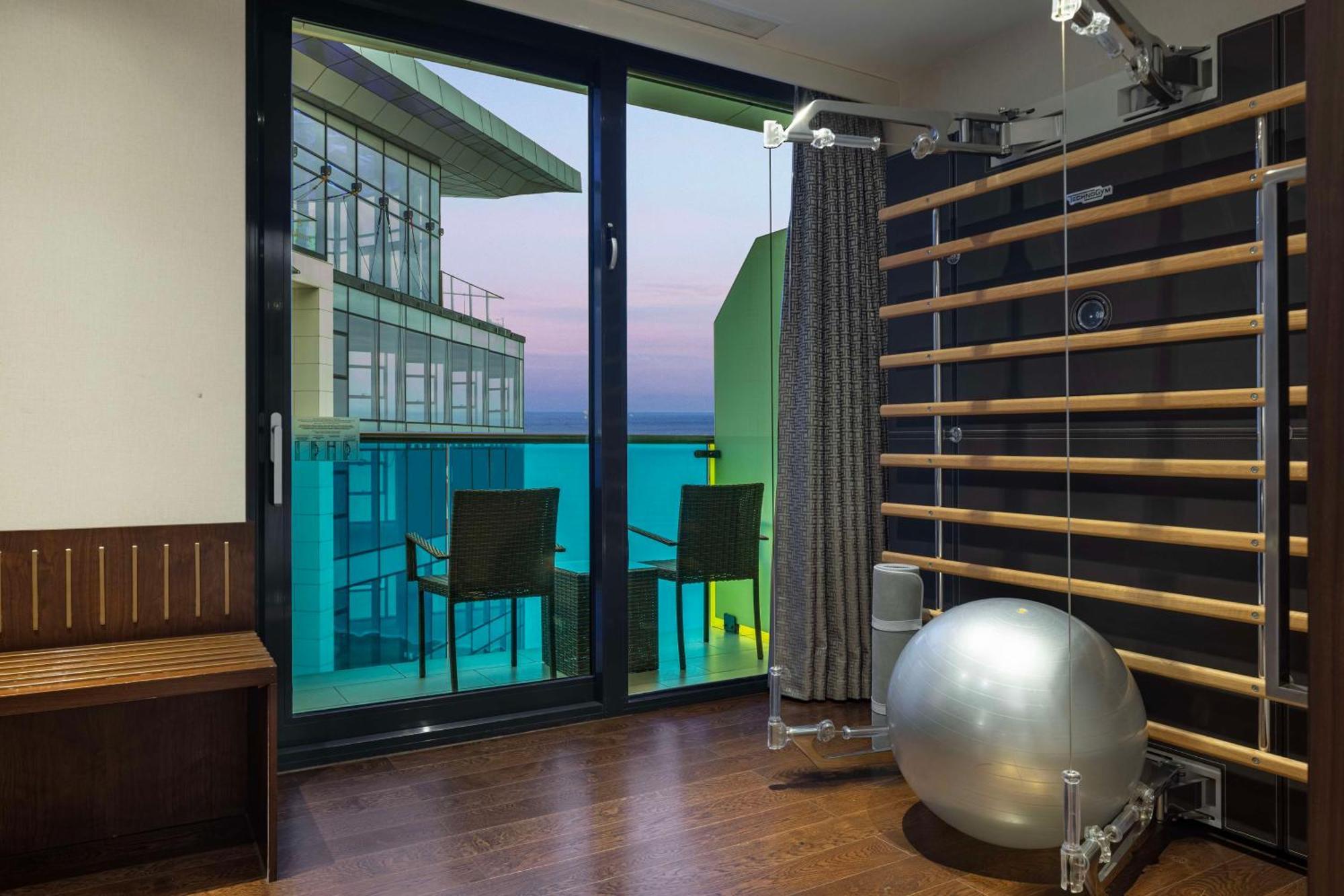 ฮิลตัน บาทูมี Hotel บาทูมิ ภายนอก รูปภาพ A home gym