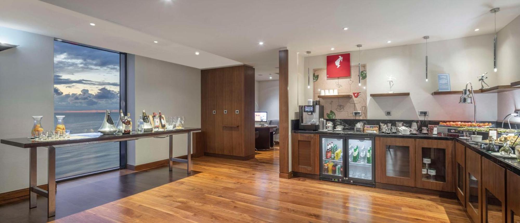 ฮิลตัน บาทูมี Hotel บาทูมิ ภายนอก รูปภาพ The Swiss First Class Lounge at London Heathrow Airport