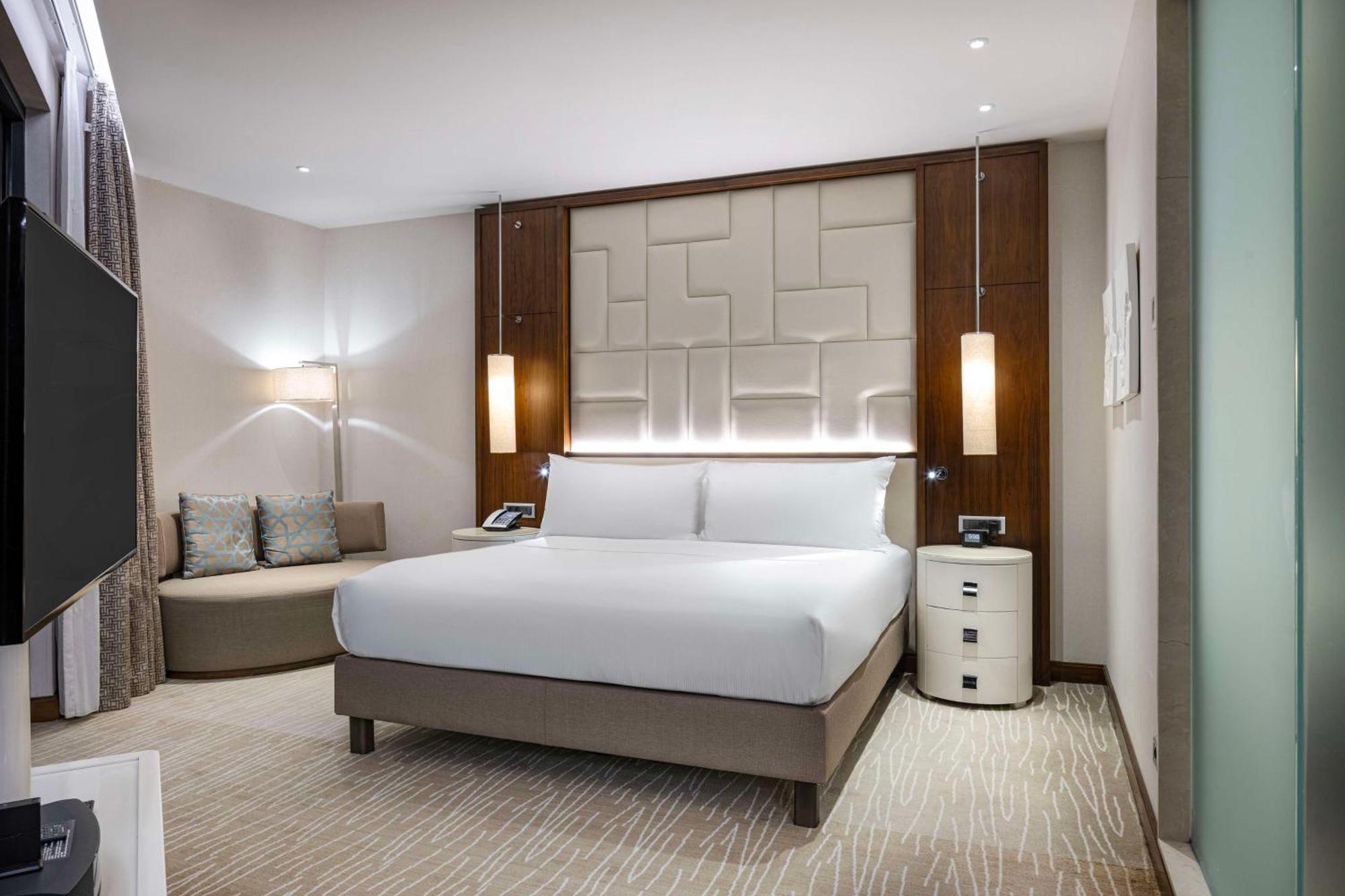 ฮิลตัน บาทูมี Hotel บาทูมิ ภายนอก รูปภาพ A bedroom at the hotel