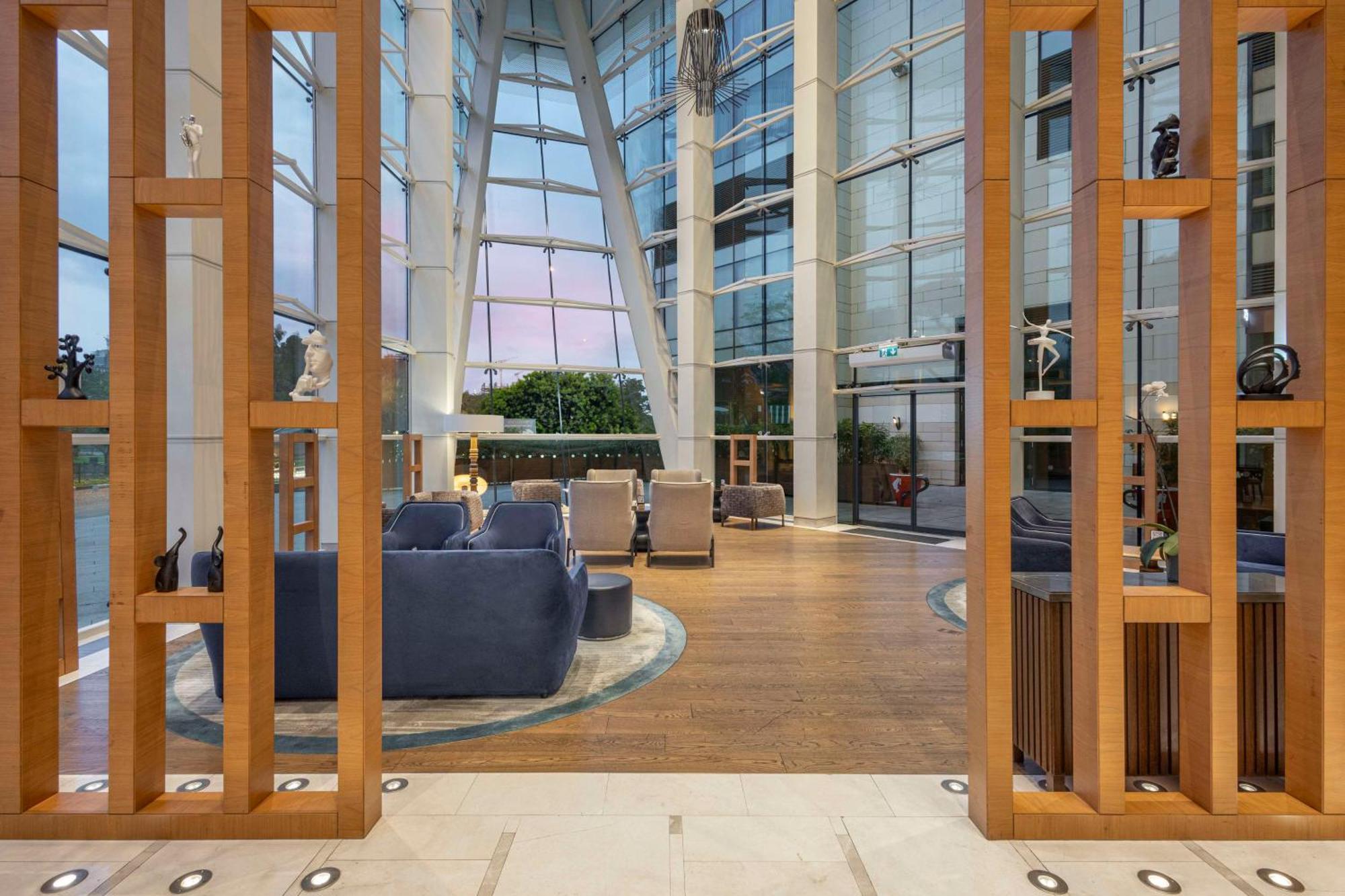 ฮิลตัน บาทูมี Hotel บาทูมิ ภายนอก รูปภาพ The interior of the lounge
