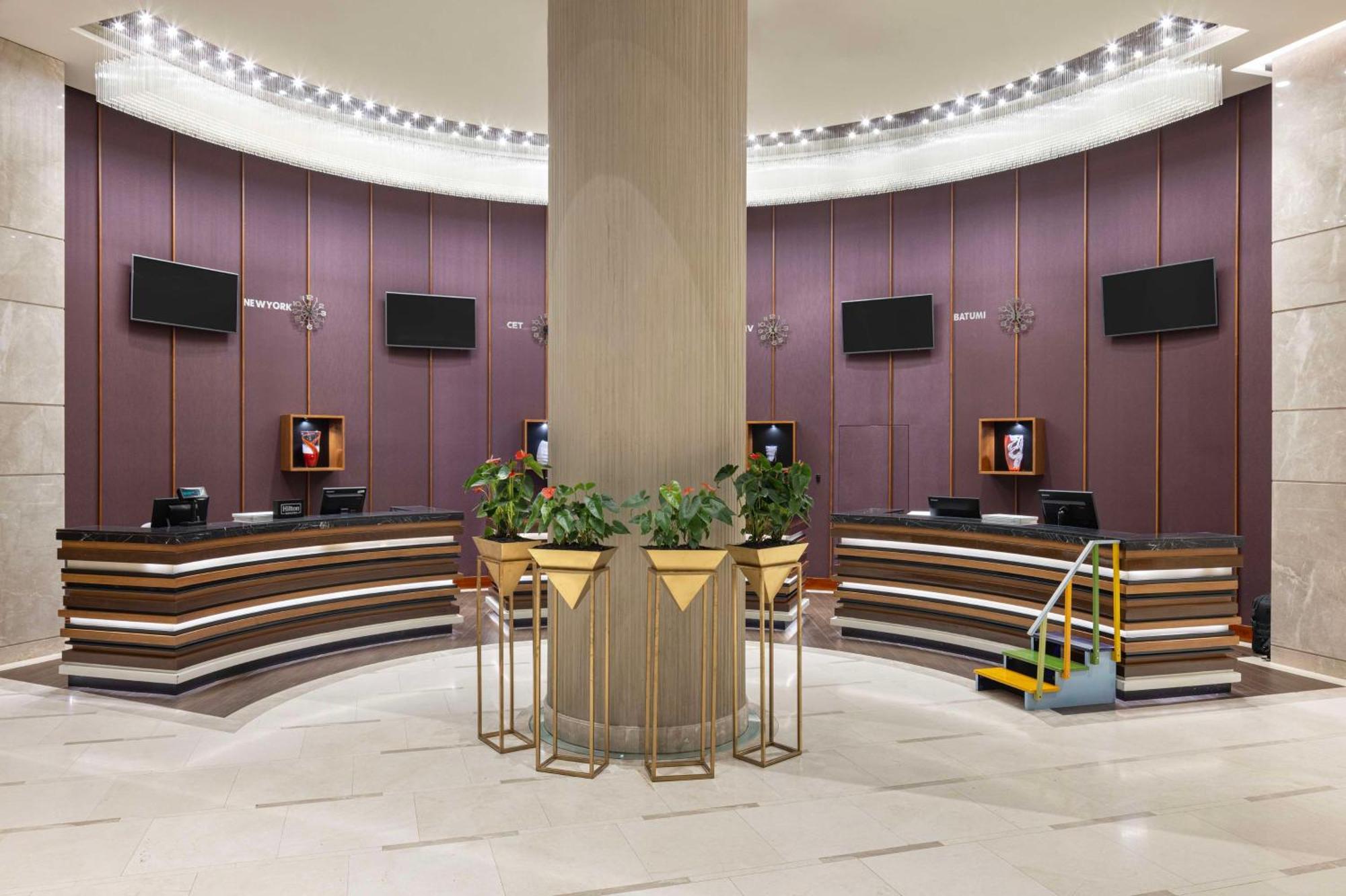 ฮิลตัน บาทูมี Hotel บาทูมิ ภายนอก รูปภาพ The lobby of the hotel