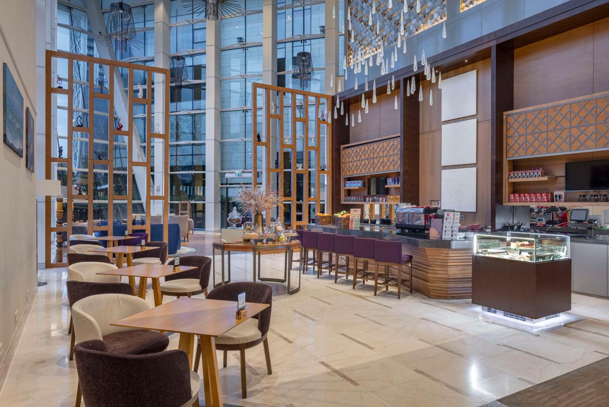 ฮิลตัน บาทูมี Hotel บาทูมิ ภายนอก รูปภาพ The Lounge at the airport